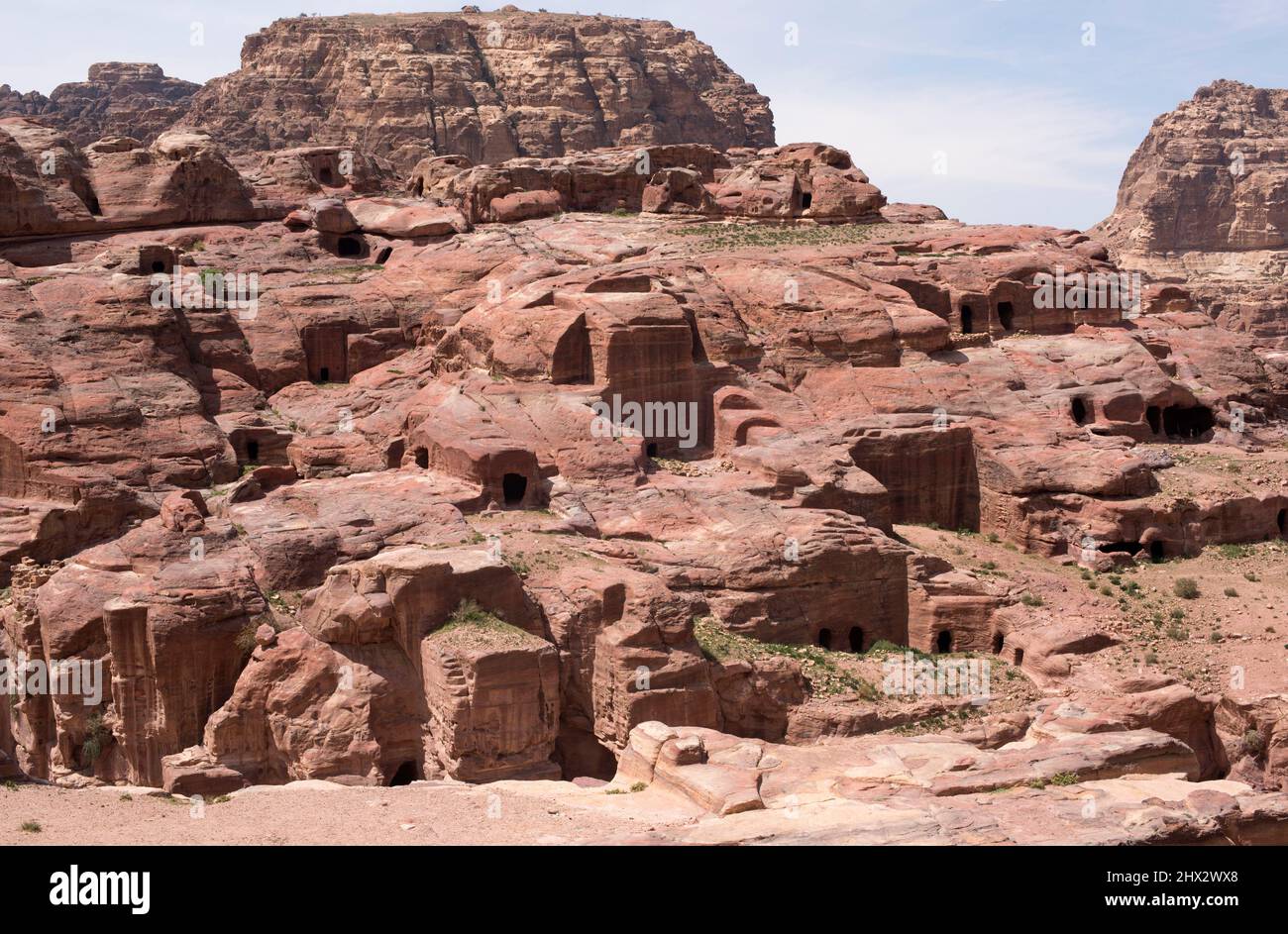 Petra, tumbas escalonadas. Patrimonio de la Humanidad de la UNESCO, Gobernación de Ma'an, Jordania. Foto de stock