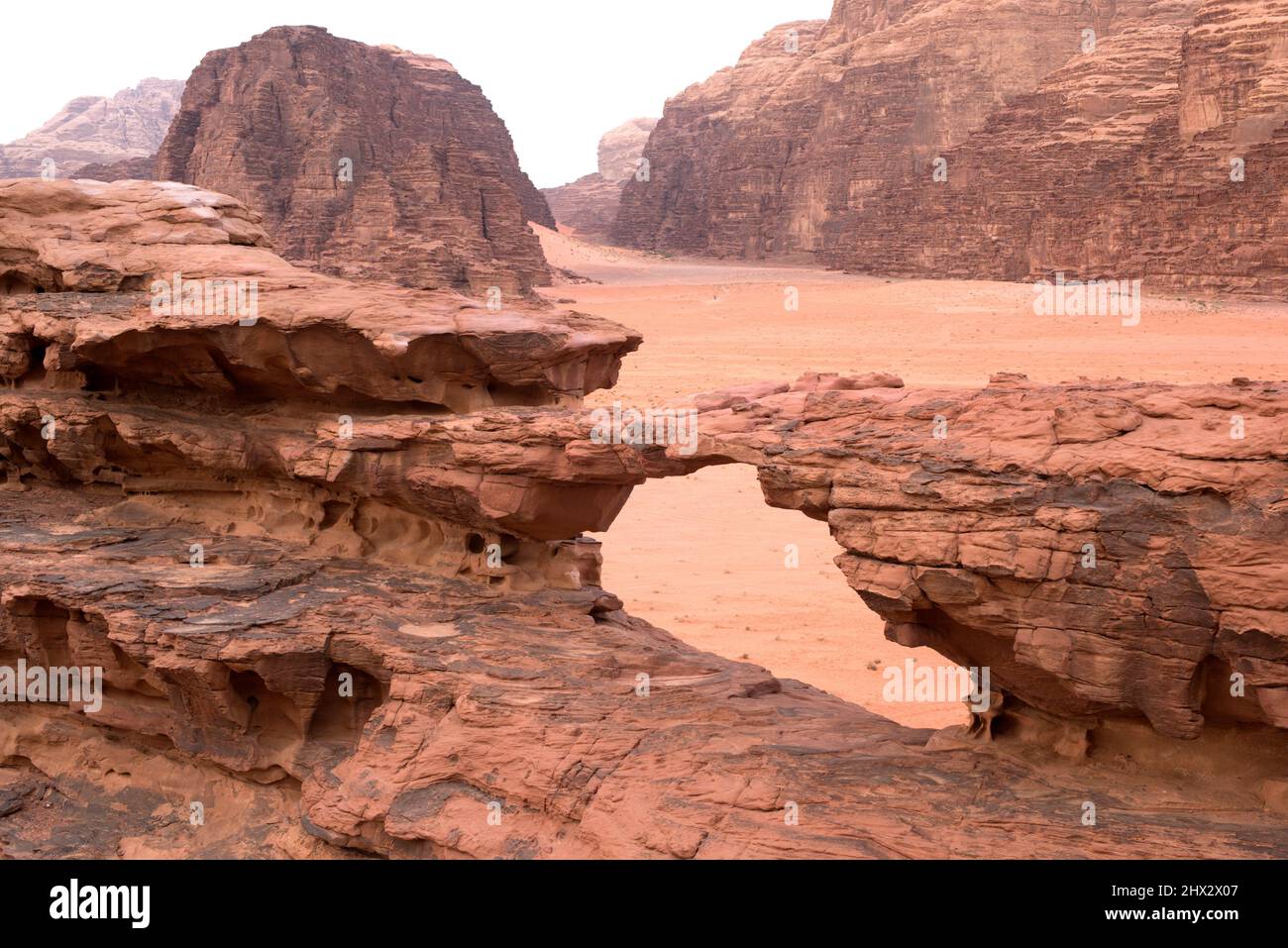 Wadi Rum o Valle de la Luna (Patrimonio de la Humanidad de la UNESCO). Arco natural en Al Harazah. Jordania. Foto de stock