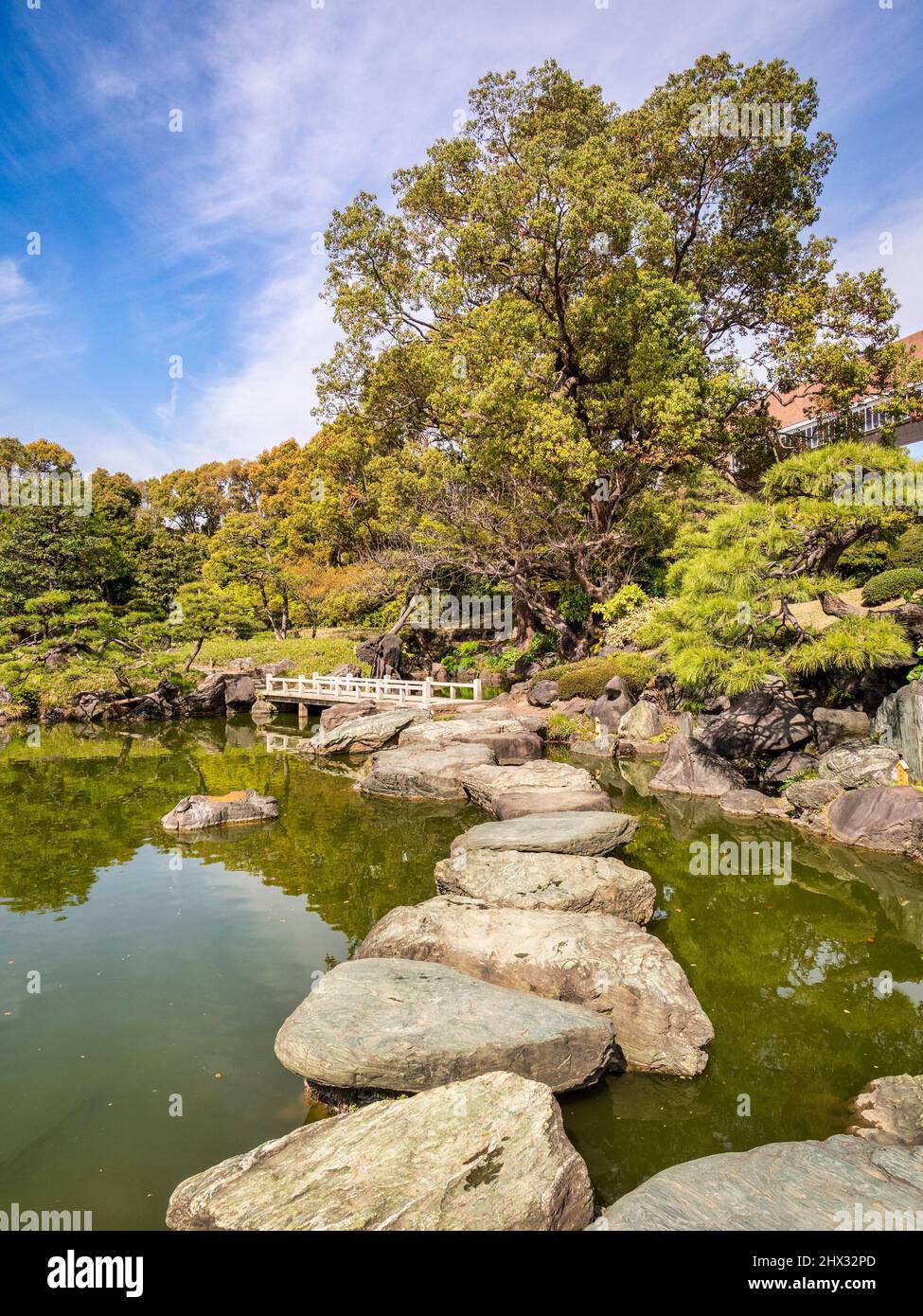 9 de abril de 2019: Tokio, Japón - Jardín Kiyosumi, pisando piedras en el lago. Foto de stock