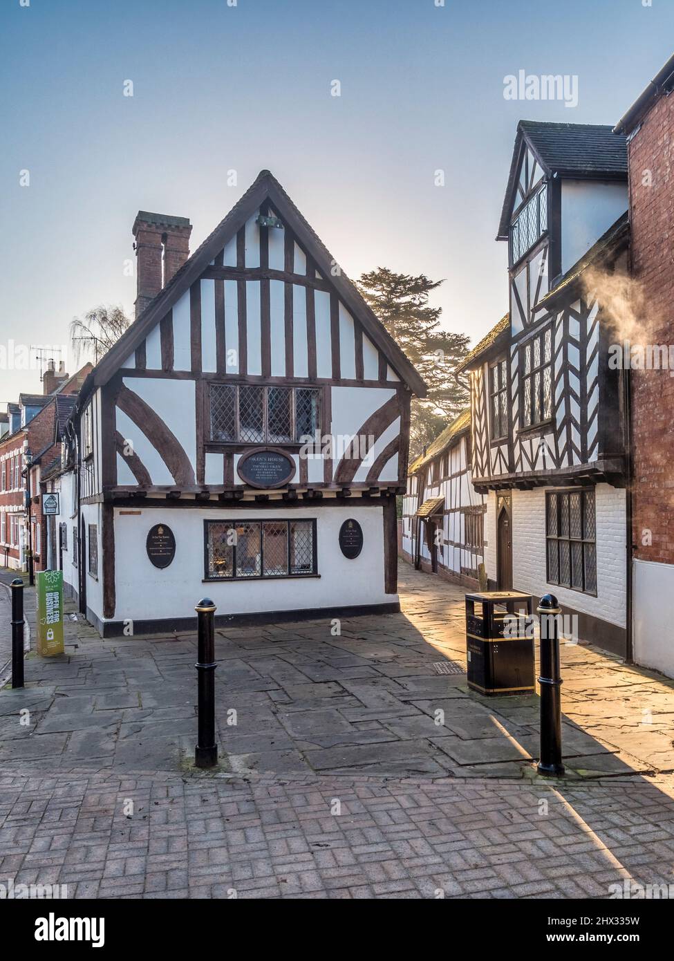 17 de enero de 2022: Warwick, Reino Unido - Oken's House, Warwick, Reino Unido - Hermoso edificio Tudor en la ciudad de Warwick, Inglaterra. Foto de stock