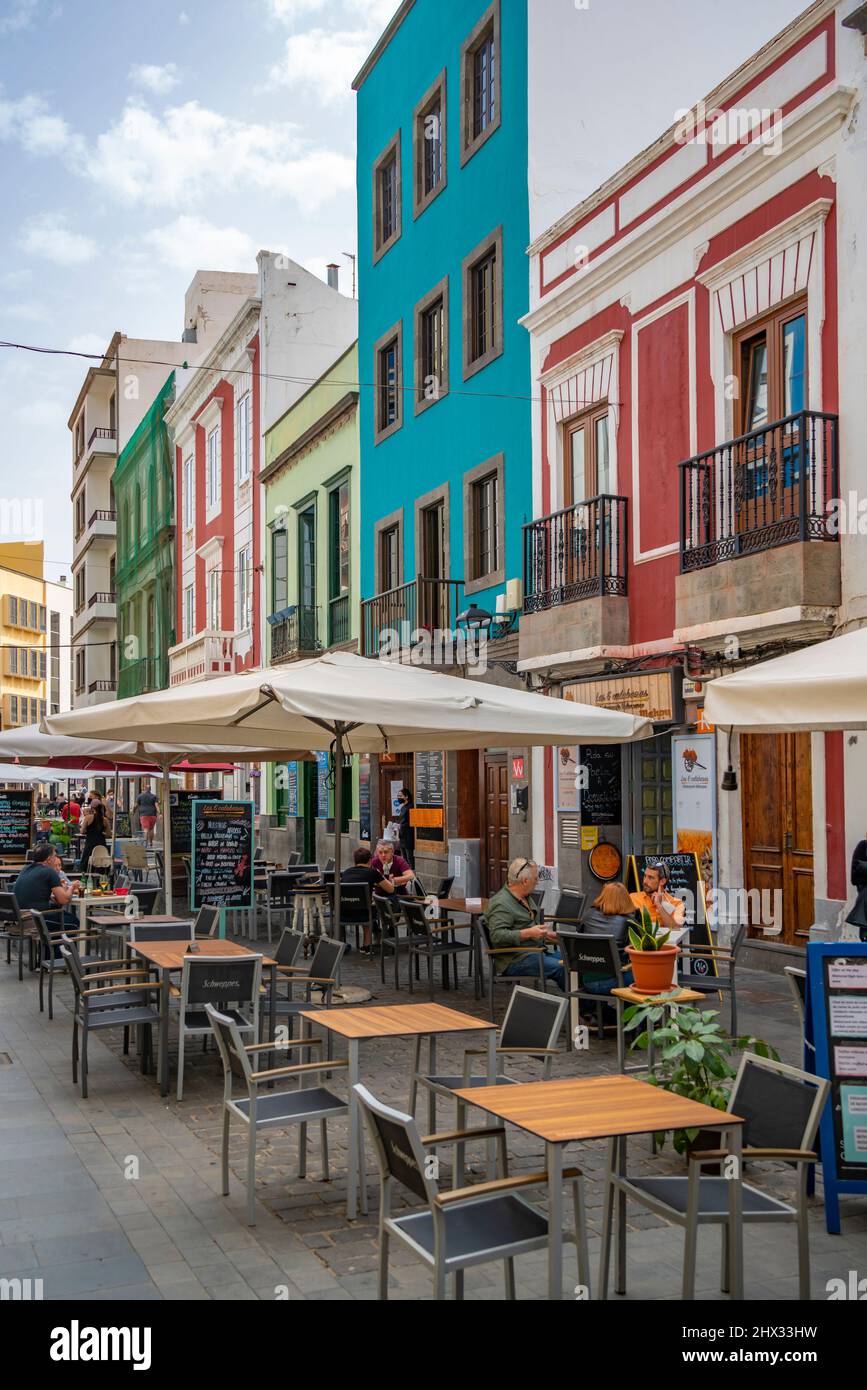 Vista de cafés y restaurantes en la calle trasera cerca de la Plaza de  Colón, Las Palmas, Gran Canaria, Islas Canarias, España, Europa Fotografía  de stock - Alamy