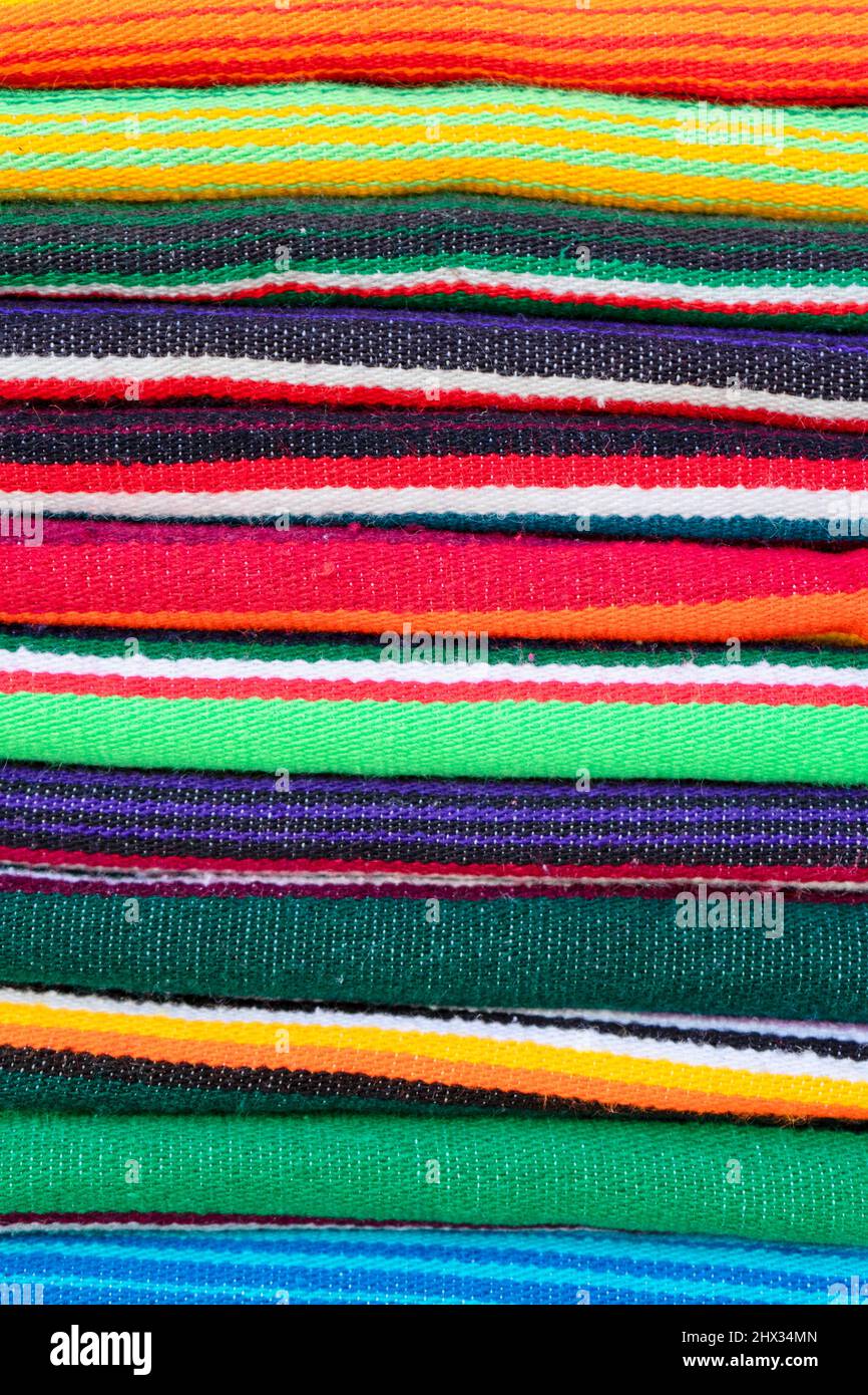 Una colección de textiles de algodón en exhibición en una plaza pública en Playa del Carmen, México Foto de stock