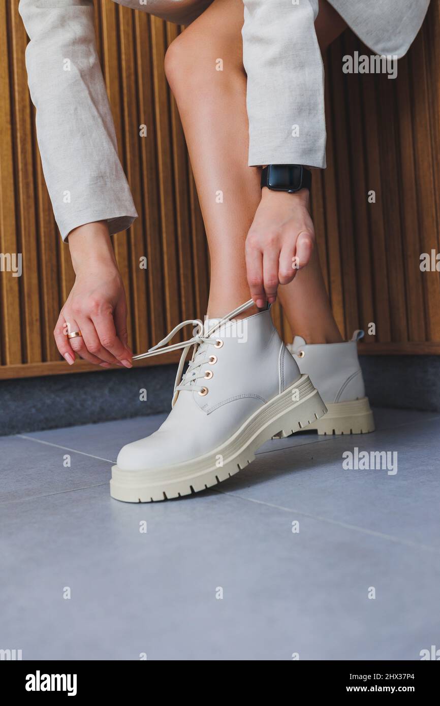 Zapatillas para mujer con piernas delgadas, estilo moderno, color beige,  estilo informal. Nueva colección de zapatos para mujer Fotografía de stock  - Alamy