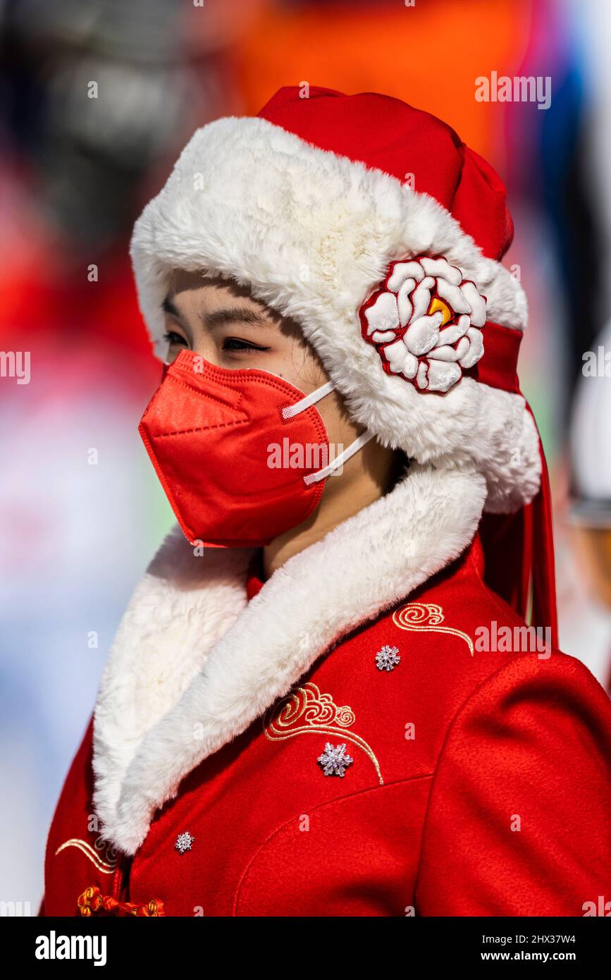 Yanqing (China) / Centro Nacional Alpino / 06.03.2022 Para Ski Alpin, Impressionen am Rande mit einer chinesischen Frau bei der Blumen Zeremonie bei Foto de stock