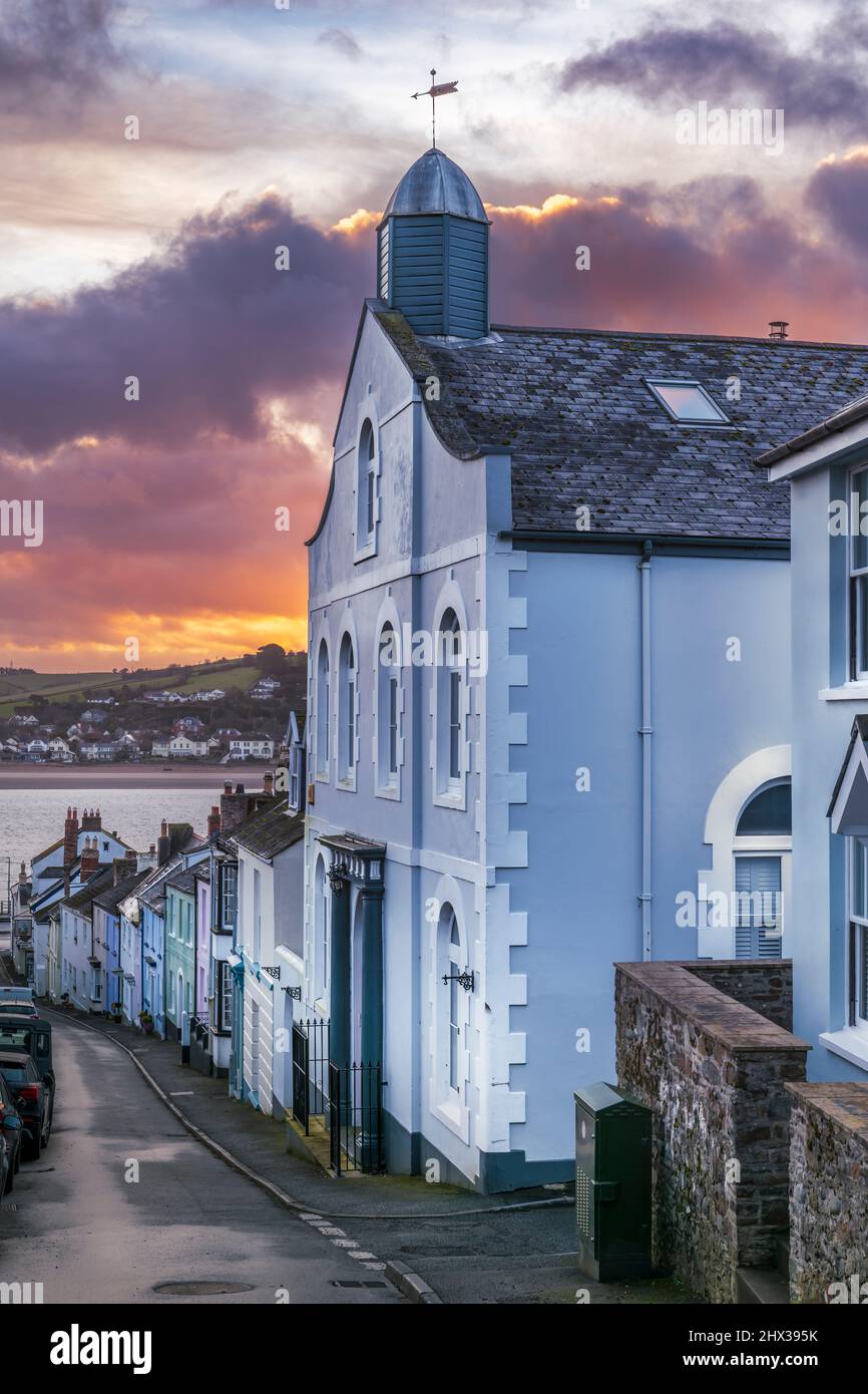 'Meeting Street', una de las calles estrechas que conducen al muelle en el pueblo costero de Appledore, North Devon. Foto de stock