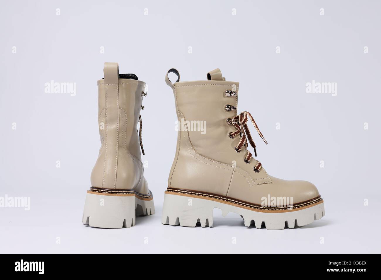 Hermosos zapatos beige con cuero auténtico un fondo de estudio blanco aislado. Botas de moda para mujer. Elegantes zapatos de piel Fotografía de stock Alamy