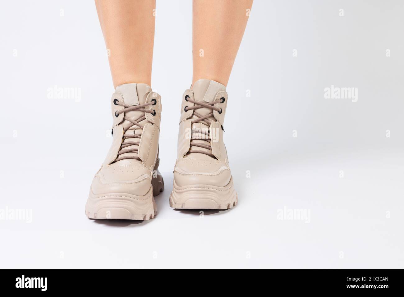 tirar a la basura Empírico alondra Patas hembra en zapatos de cuero beige de la nueva colección sobre fondo  blanco patas hembra en zapatos de moda de cuero ecológico primavera 2022  Fotografía de stock - Alamy