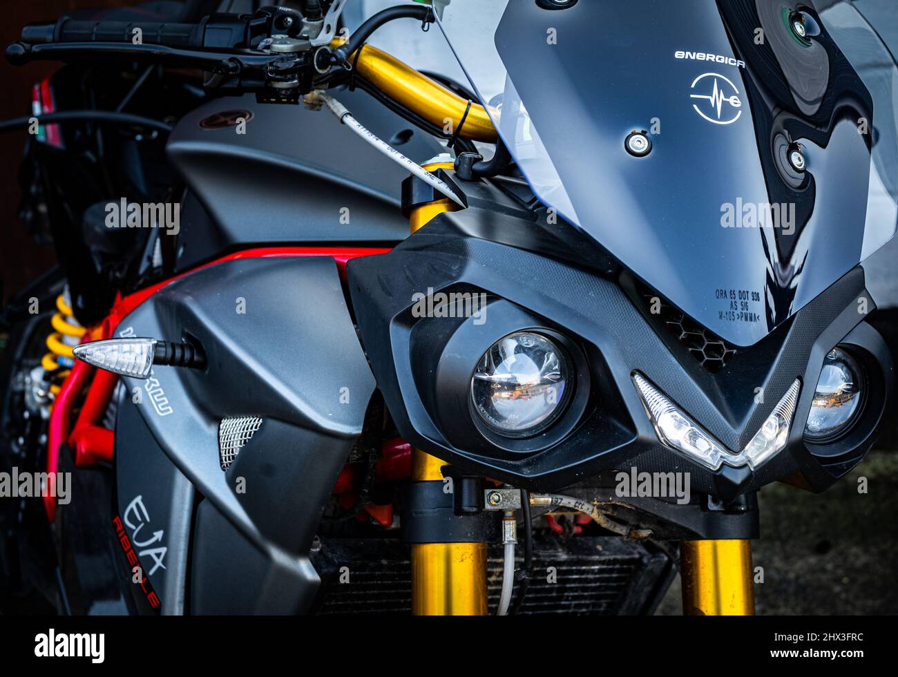 Gran potente moto con parabrisas delantero o carenado Fotografía de stock -  Alamy