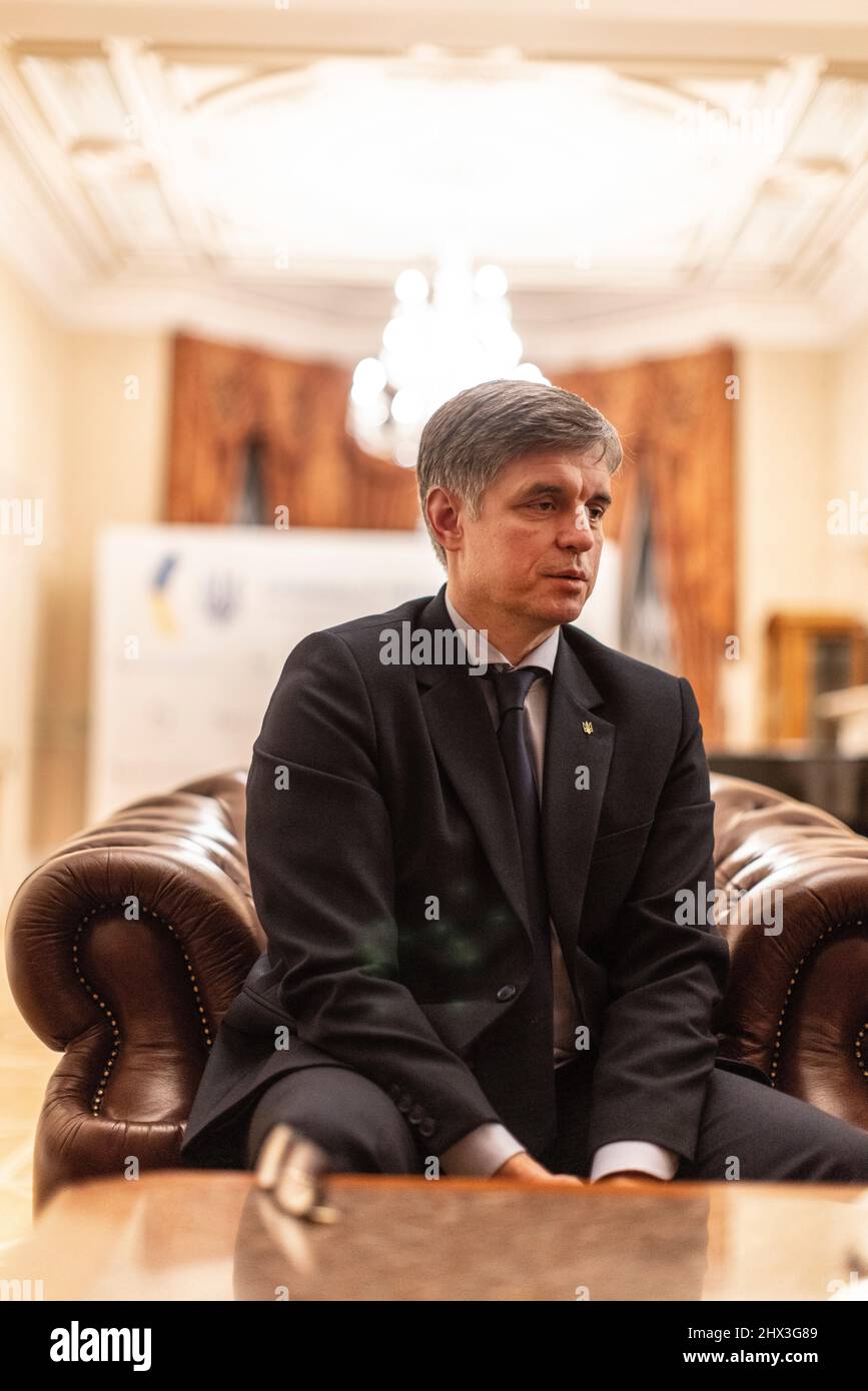 Vadym Volodymyrovich Prystaiko, diplomático ucraniano, y el embajador extraordinario y plenipotenciario de Ucrania en el Reino Unido Foto de stock
