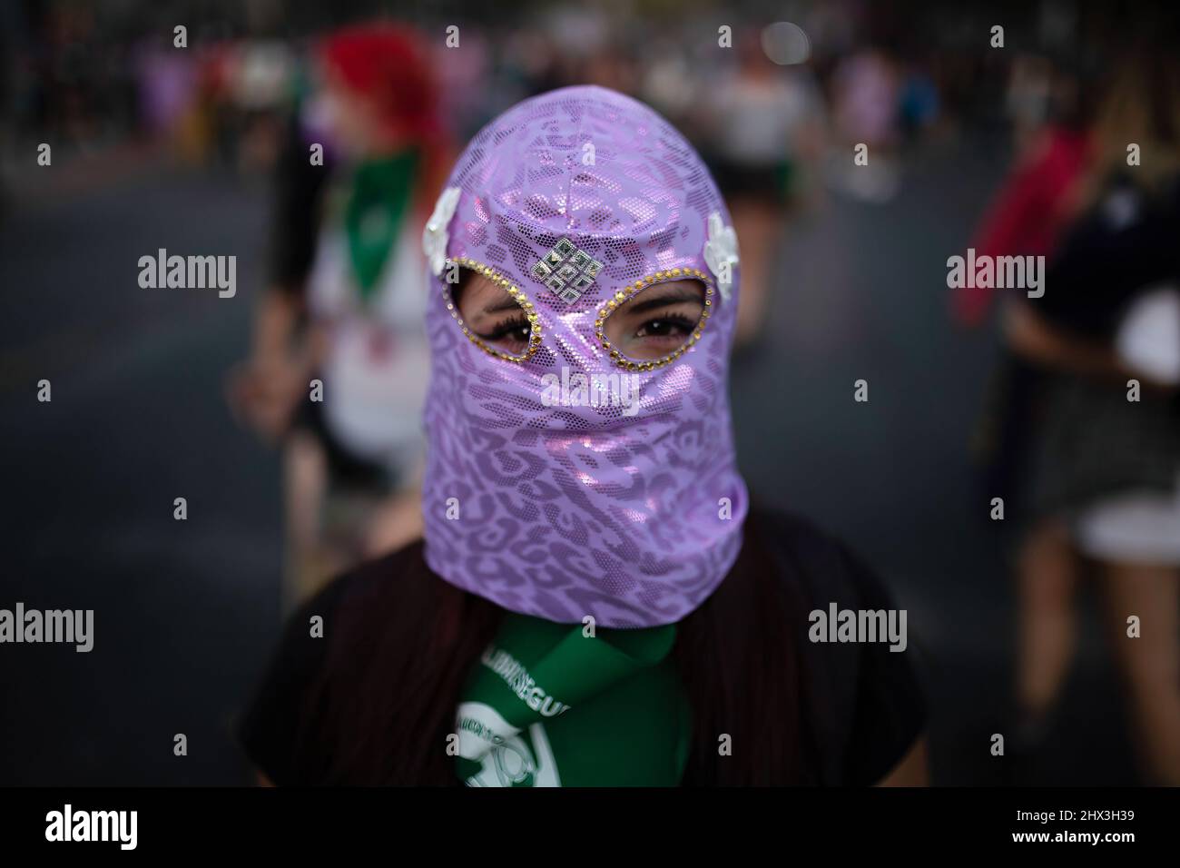 Santiago, Chile. 08th Mar, 2022. Una activista lleva una máscara de  balaclava durante la manifestación. Las feministas marchan en Santiago de  Chile el 8th de marzo, manifestación que conmemora los logros sociales,