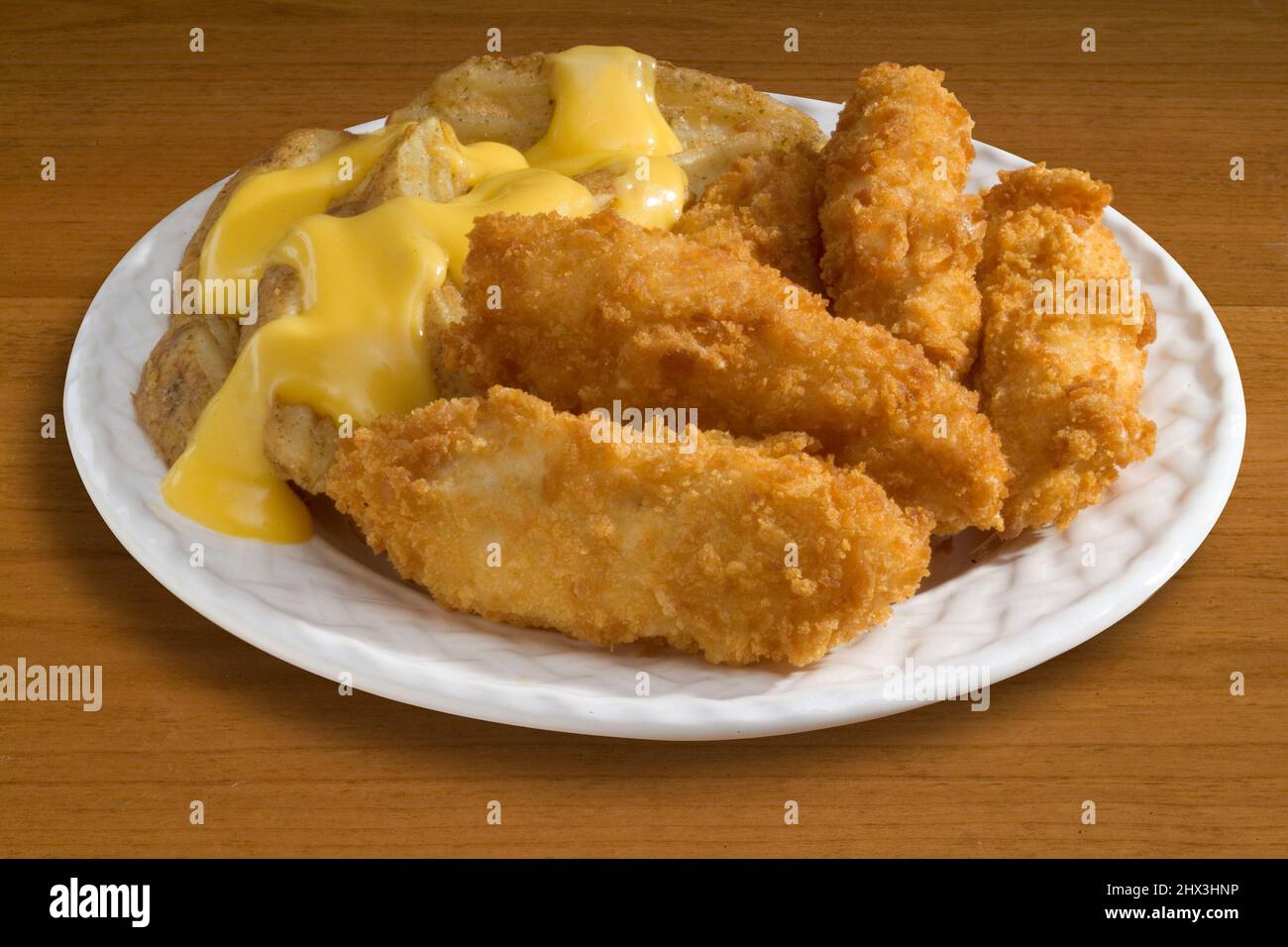 Dedos de pollo y cuñas de patata Foto de stock