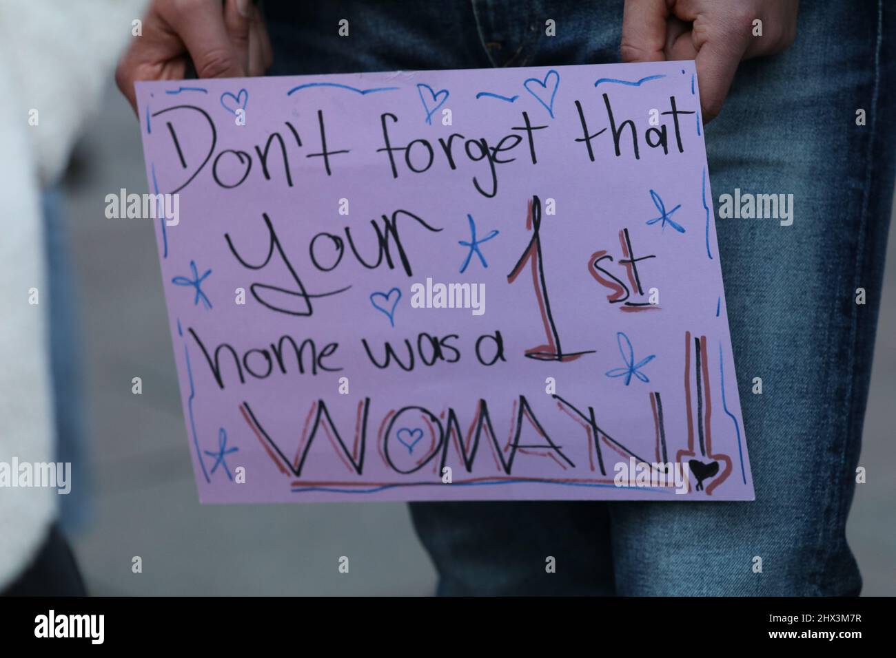 Alemania, 08/03/2022, participantes en una marcha contra la violencia  contra la mujer, con ocasión del Día Internacional de la Mujer. Los  participantes llevaban pancartas y pancartas escribiendo en 'My Body, My  Choice'. (
