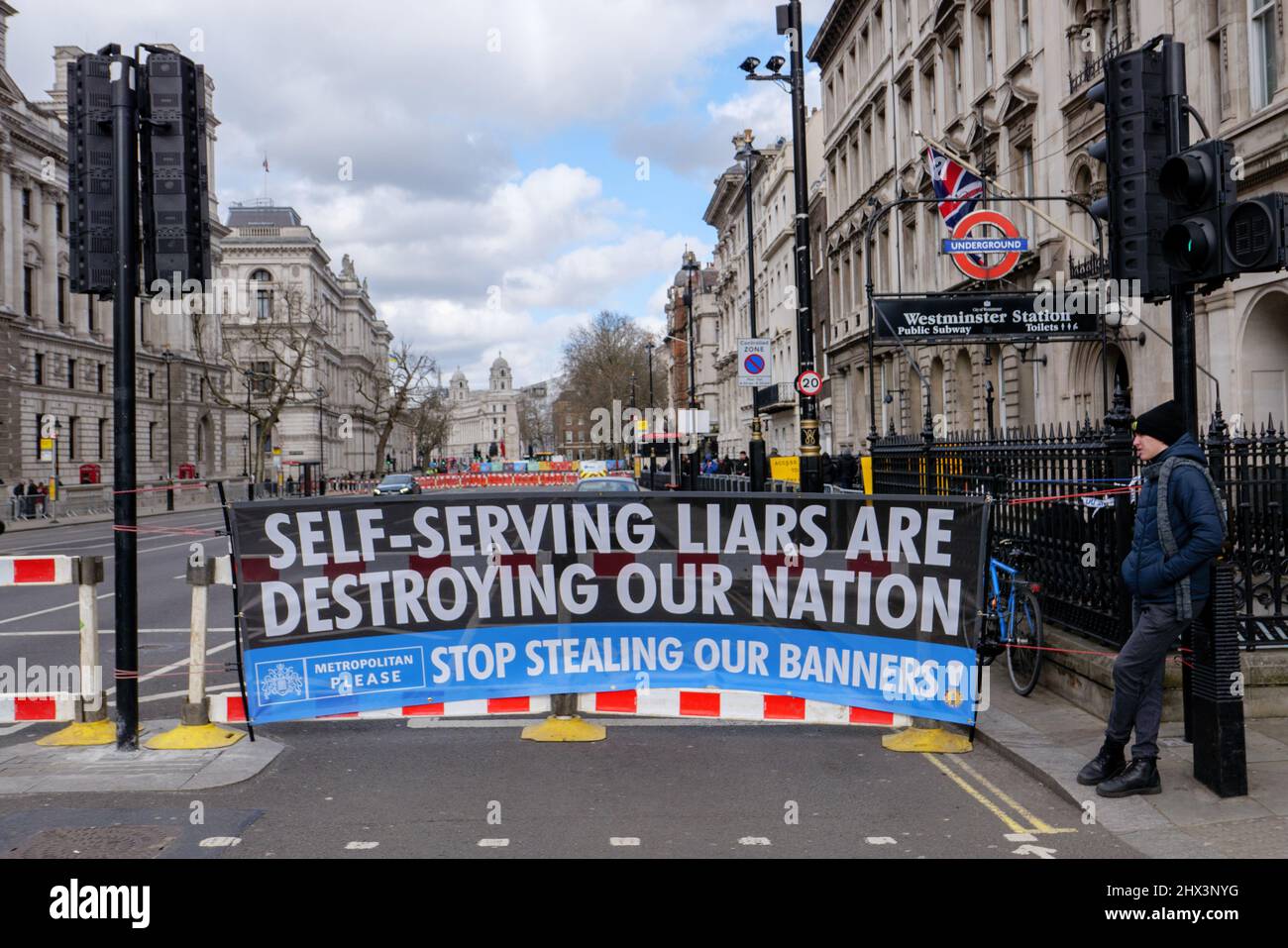 Londres, Inglaterra. 9th de marzo de 2022. Una bandera que dice 'Los mentirosos que se sirven están destruyendo nuestra nación'. Activistas anti-conservadores fuera del parlamento para protestar contra la participación del gobierno conservador y del primer ministro británico, Boris Johnsons, en el Brexit. Crédito: SMP News / Alamy Live News Foto de stock