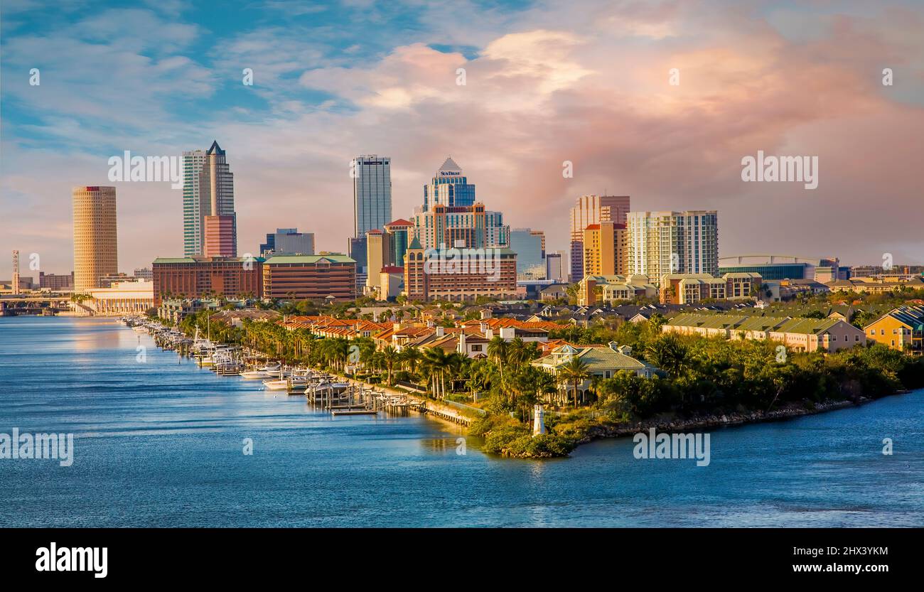 Harbour Island y el horizonte de la ciudad de Tampa Florida con el canal Sparkman en la calle y el canal Seddon a la izquierda Foto de stock