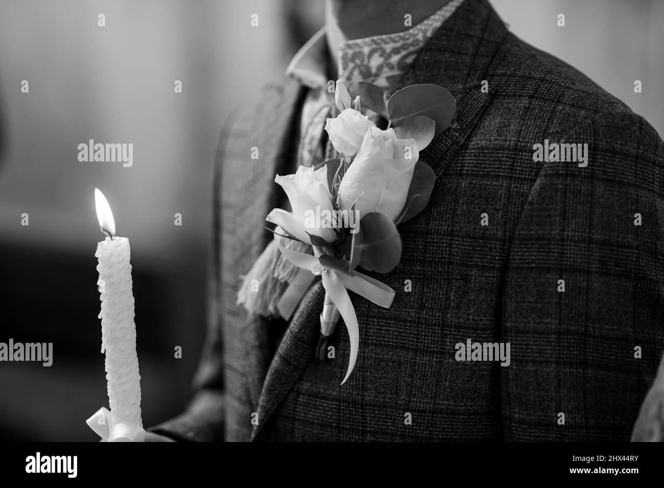 fuego frío de velas de pastel y fuegos artificiales en las manos de la  gente alrededor de los recién casados Fotografía de stock - Alamy
