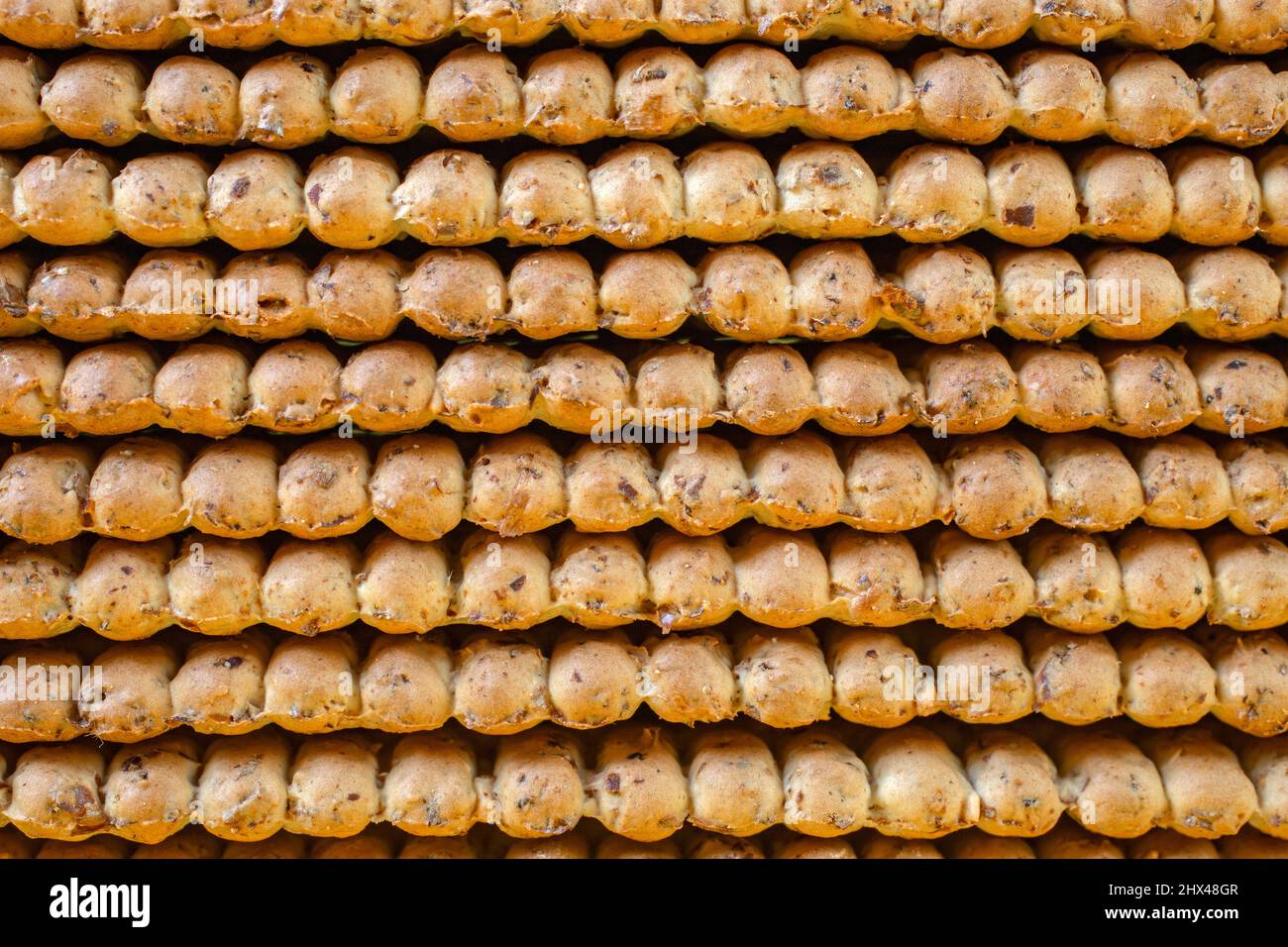 Galletas de cereales apiladas macro textura. Foto de stock