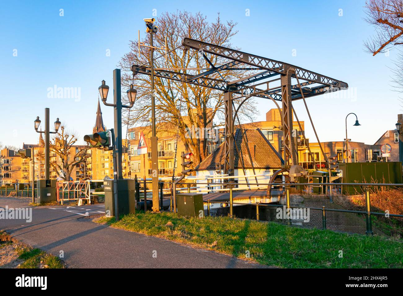 Vista panorámica de la casa del guardameta y puente levadizo llamado 'Wijcurbrug' en la ciudad de Voorburg, cerca de La Haya, Países Bajos Foto de stock