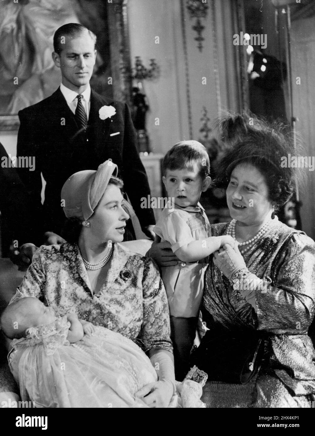el-bautismo-de-la-princesa-ana-la-princesa-ana-la-segunda-hija-de-s-r-h-la-princesa-elizabeth-y-el-duque-de-edimburgo-fue-bautizada-en-el-palacio-de-buckingham-el-21st-de-octubre-de-1950-la-reina-sosteniendo-al-principe-carlos-habla-con-su-alteza-real-la-princesa-elizabeth-quien-tiene-a-la-princesa-ana-en-sus-brazos-detras-esta-h-r-h-el-duque-de-edimburgo-08-de-noviembre-de-1950-foto-de-baron-camera-press-2hx4kp1.jpg