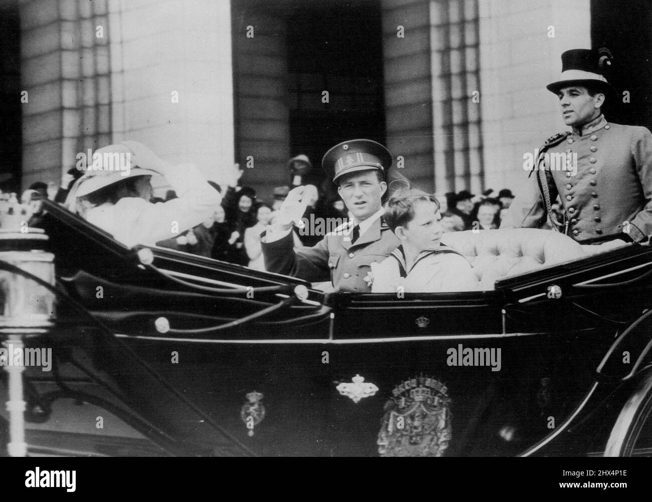 El rey Leopold y sus hijos se remonotan a la feria de caballos. El rey Leopold de los belgas y sus dos hijos, el príncipe Baudouin y la princesa Josephine Charlotte, mientras conducían en un carro abierto al Palais du Centenaire, Bruselas, para asistir al espectáculo de caballos. 14 de mayo de 1939. Foto de stock