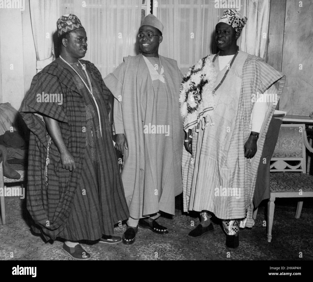 Aquí sobre Misión Económica. (De izquierda a derecha) Jefe C.D. El Jefe Obafemi Awolowo, Primer Ministro de la región occidental, y el Jefe M.S. Sowole, Representante Comercial en Londres para la región, fotografiados en el hotel Hyde Park, Londres, durante la conferencia de prensa. El Primer Ministro de la región occidental de Nigeria celebró hoy una conferencia de prensa en Londres para dar detalles de la misión económica que visitó Londres desde Nigeria occidental. 13 de marzo de 1956. (Foto de Paul Popper, Paul Popper Ltd.). Foto de stock