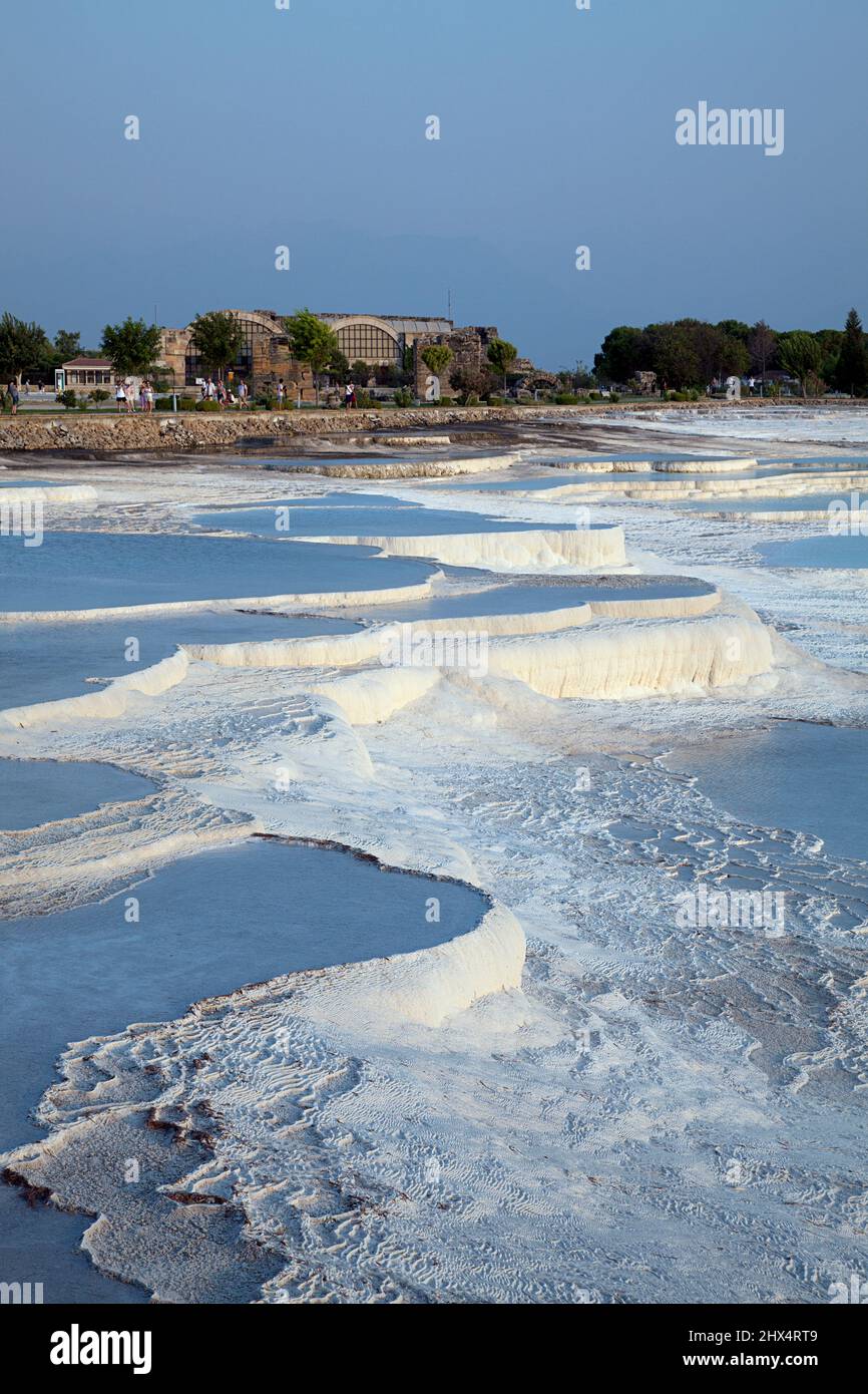 Turquía, el carbonato de calcio tufo a Pamukkale Foto de stock