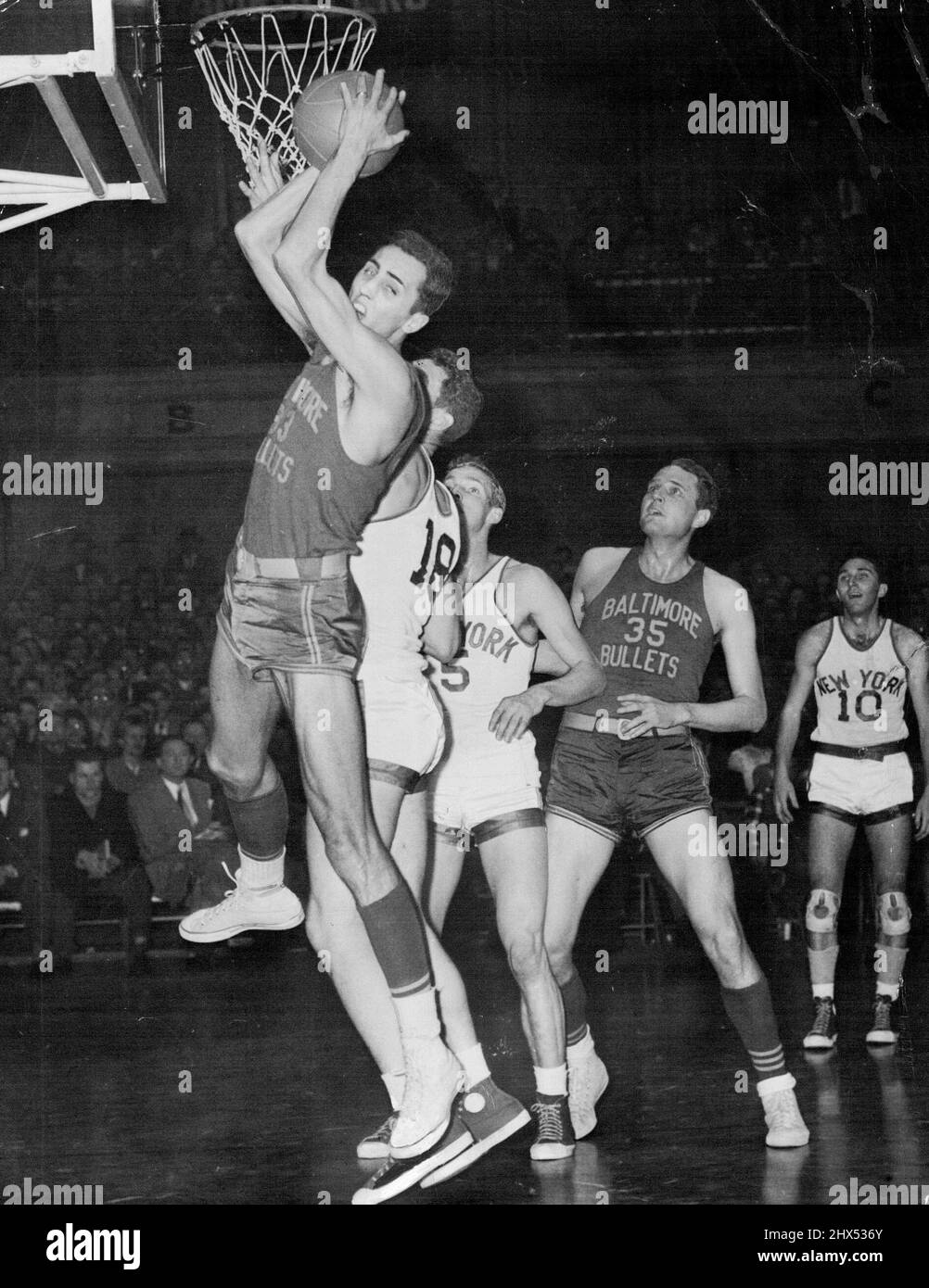 El baloncesto atrae a 100 millones de aficionados al año, cuyas ilusiones de un deporte limpio se han visto destrozadas por acusaciones de soborno. 18 de marzo de 1948. (Foto de Associated Press Photo). Foto de stock
