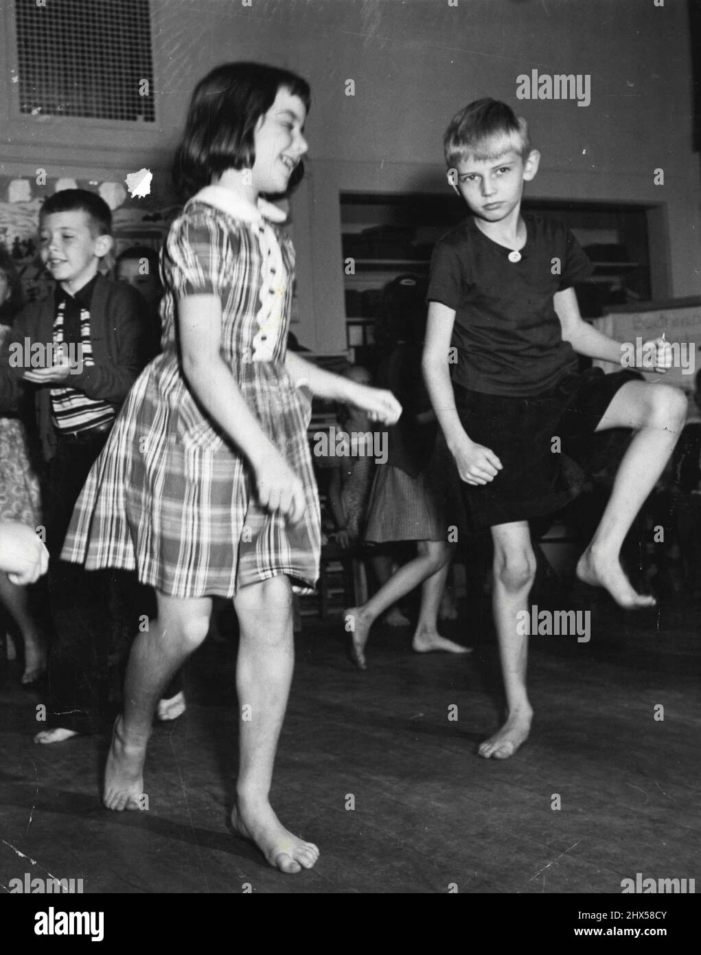 Una autoridad británica líder en el teatro para jóvenes reporta resultados interesantes cuando se introduce el teatro de danza en las escuelas y clubes australianos. 29 de junio de 1949. (Foto de ACME). Foto de stock