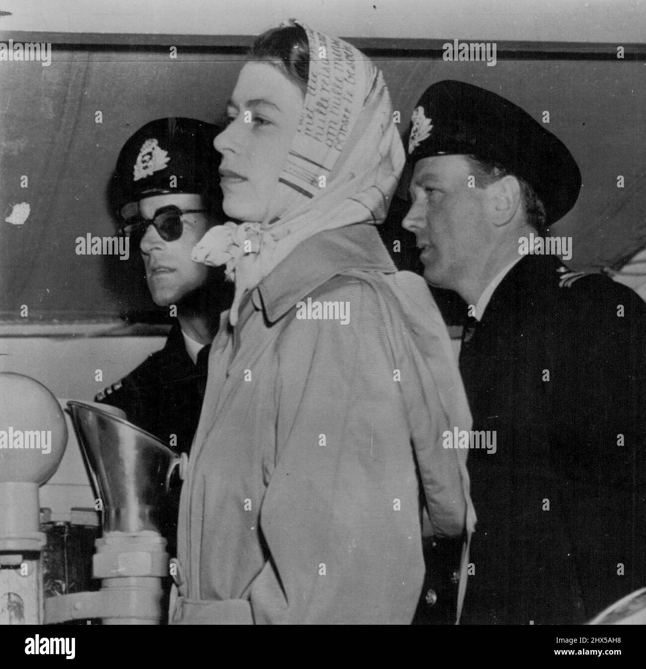 Crucero Real -- La Princesa Elizabeth y el Duque de Edimburgo (izquierda) se embarcaron ayer en el destructor Crusader para el viaje de Vancouver a Victoria, B.C., cerca del punto de inflexión de su junket de la cruz-Canadá. El duque, una lieut. cmdr. En la Marina Real, pasó varias horas inspeccionando la nave pero declinó una oferta para tomar el puente. Oficial naval no identificado a la derecha. 22 de octubre de 1951. (Foto de AP Wirephoto). Foto de stock