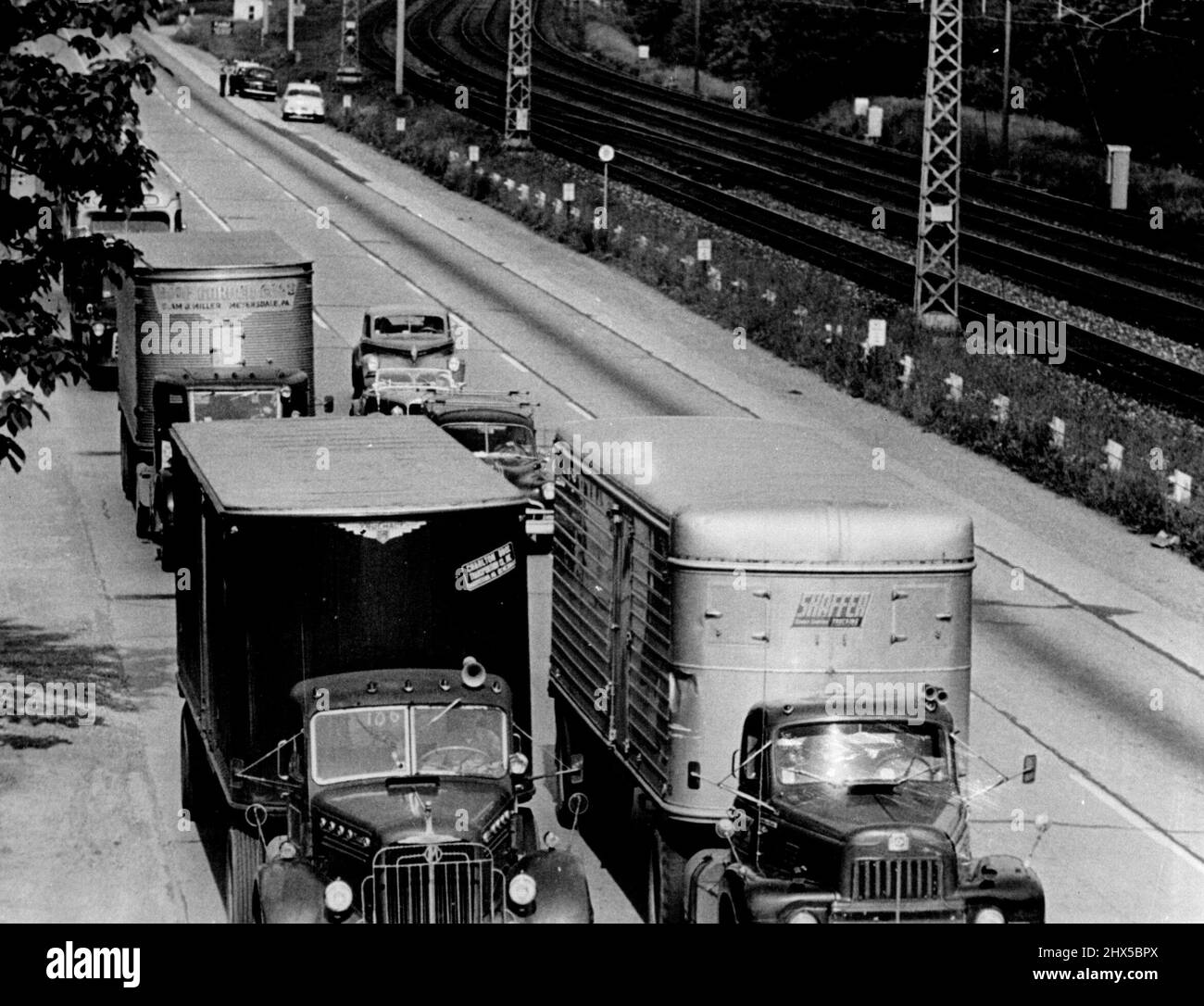 Lancaster Turnpike, lleno de camiones fuera de Filadelfia, tiene cuatro carriles paralelos a cuatro vías principales vacías del ferrocarril de Pensilvania. Las autopistas de ferrocarril se desperdician mientras las autopistas de motor están obstruidas. 04 de diciembre de 1953. (Foto de la revista Look). Foto de stock
