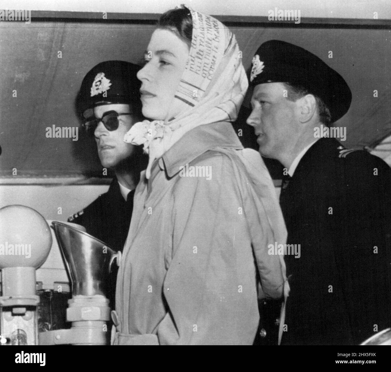 Crucero Real -- la Princesa Elizabeth y el Duque de Edimburgo a la izquierda) se embarcó ayer en el destructor Crusader para el viaje de Vancouver a Victoria, B.C., cerca del punto de inflexión de su cruz-Canadá junket. El duque, un lieut.- ***** En la Marina Real, pasó varias horas inspeccionando la nave, pero declinó una oferta para hacerse cargo de la cresta. 22 de octubre de 1951. (Foto de AP Wirephoto). Foto de stock