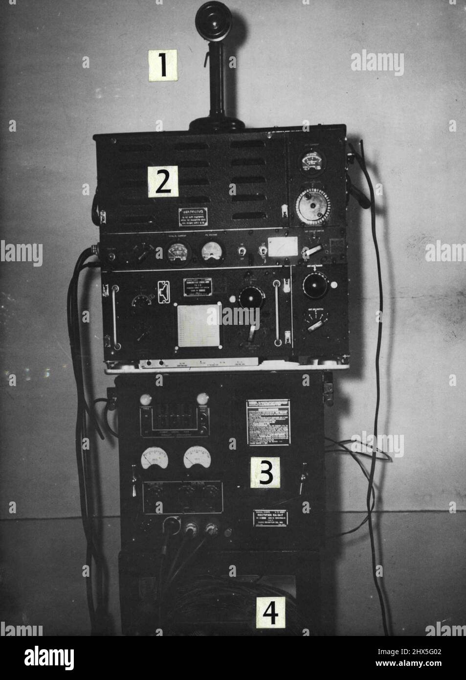 Transmisor agarrotado. Primera foto del transmisor de radio tomada en  Darebin (Vic.) el miércoles. 1) Micrófono, 2) Transmisor, 3) Fuente de  alimentación, 4), Antena. 21 de mayo de 1948 Fotografía de stock - Alamy