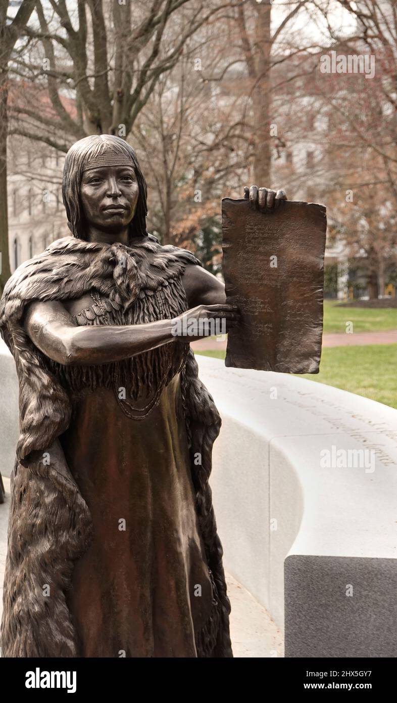 Voces del Jardín: El monumento de las Mujeres de Virginia en Richmond VA Foto de stock
