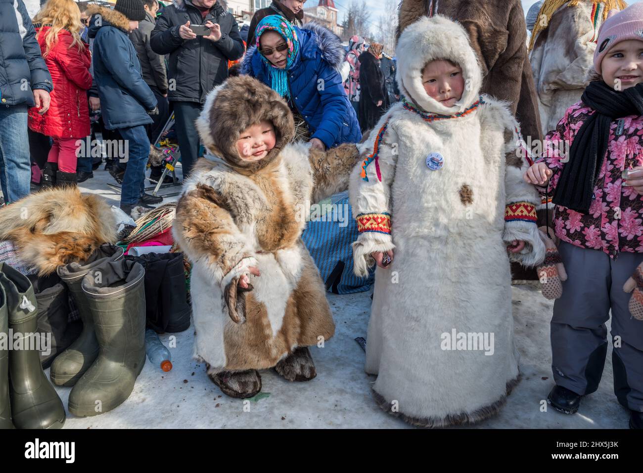 Niños pequeños de Nenet con ropa tradicional de piel de reno en el Festival  de pastores de renos en Salekhard, Yamalo-Nenets Autonomous Okrug, Rusia  Fotografía de stock - Alamy