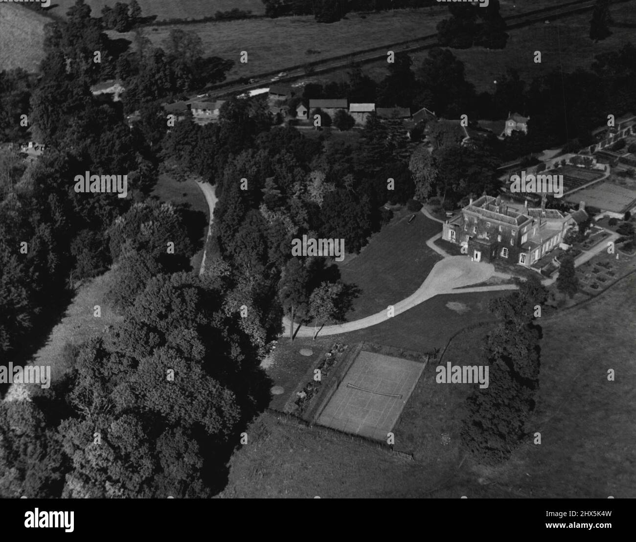 Una vista aérea de Allanbay Park, Binfield, Berkshire, el hogar del Mayor John Wills con quien la Princesa Margaret y el Capitán de Grupo Peter Townsend se han alojado. 16 de octubre de 1955. (Foto de Daily Mirror). Foto de stock
