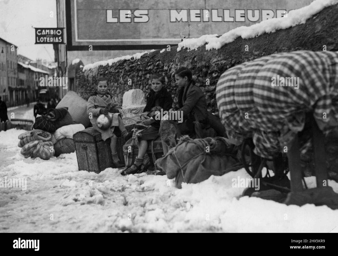 Refugiados españoles de la frontera franco-española -- Niños sentados en su equipaje cerca del puente Bourg-Madame en la frontera franco-española. 20 de febrero de 1939. Foto de stock