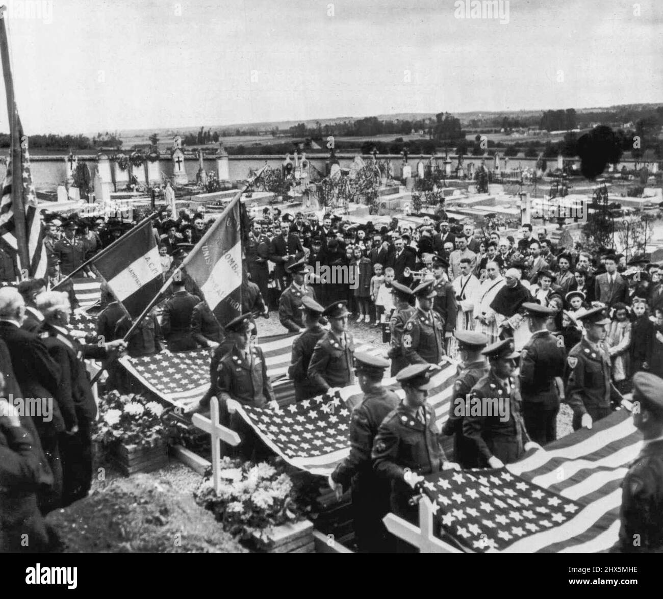 Los aviadores de los EE.UU. Reenterraron donde murieron -- Escena es cementerio de la pequeña aldea francesa de La Chapelle-Champigny, sábado, como los cuerpos de cinco voladores de los EE.UU. Fueron re-enterrados en un complot especial para el cuidado perpetuo por los aldeanos. Murieron cuando su avión se estrelló en llamas en la aldea, el 6 de septiembre de 1943. Enterrados por alemanes, fueron reenterrados en un cementerio militar temporal de los Estados Unidos hasta que se obtuvo permiso para su entierro permanente. Hombres, todos los sargentos, donde Jean A. Lawrence, Tunkhannock, Pa.; George L. Lincoln, Attleboro, Mass.; Alvin M. Morrison, Altoona, Pa.; Raymond P. Schwabenbauer, Oil City, Pensilvania, Foto de stock
