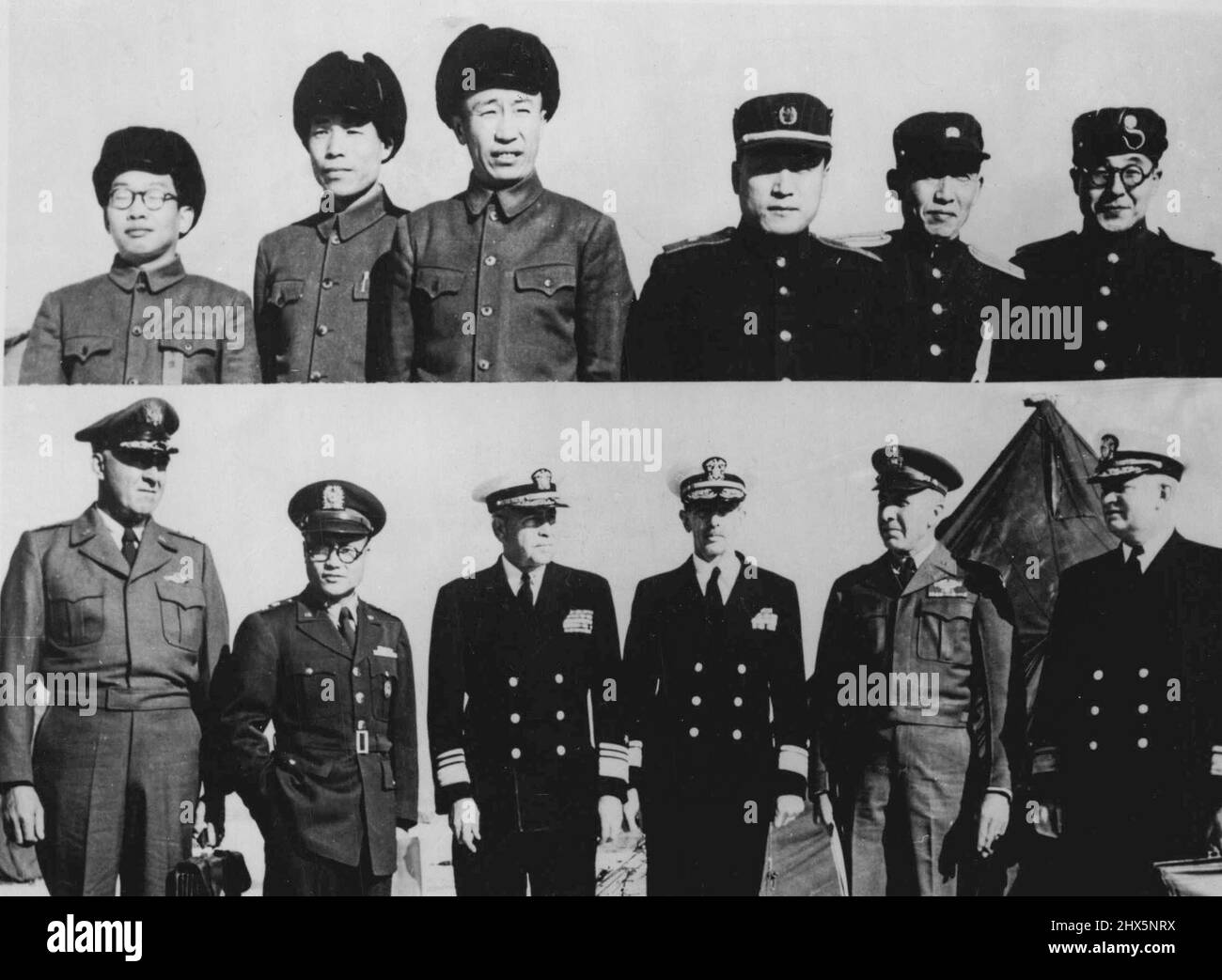 Los Equipos de Negociación de la Conferencia Comunista-Coreana de las Naciones Unidas -- Los equipos comunistas y de las Naciones Unidas para la tregua posan en el sitio de negociación en Pan Mun Jon. Arriba: - La subdelegación comunista con el general chino Haich Fang (izquierda central) y el general de Corea del Norte Lee Song Cho (derecha central). Otros son ayudantes e intérpretes. La delegación de las Naciones Unidas, de L a R: General de División Howard Turner (USAF); General de División Lee; Vicealmirante C. Turner Joy USN; Almirante Retraso R.E. Libby USN); General Henry I. Hodes (EE.UU.); Almirante Arleigh A. Burke (USN). Libby está relevando a Burke como delegado. Enero Foto de stock