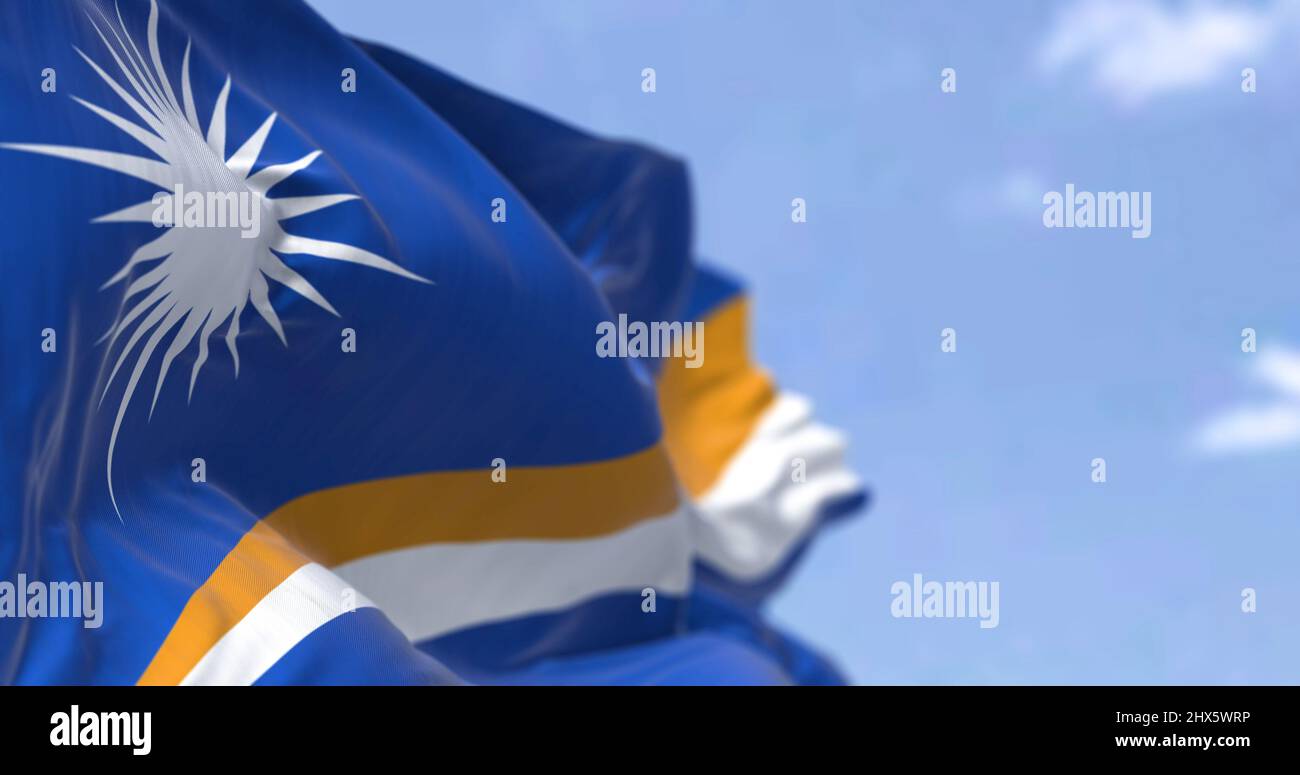 Detalle de la bandera nacional de las Islas Marshall ondeando en el viento en un día claro. Islas Marshall es un país insular independiente cerca del Ecuador Foto de stock