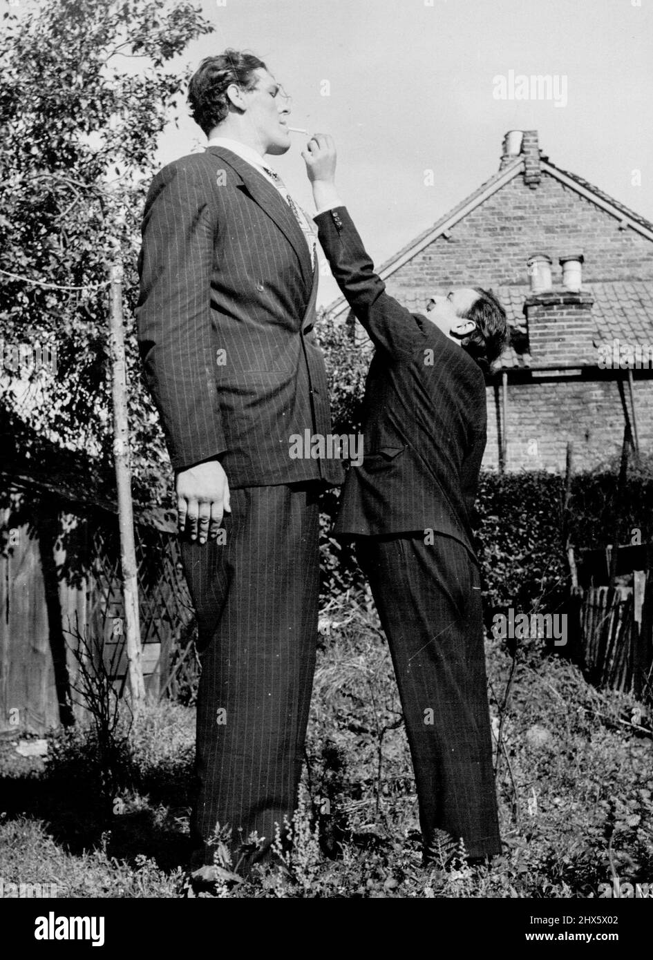 El hombre mas alto del mundo Imágenes de stock en blanco y negro - Alamy