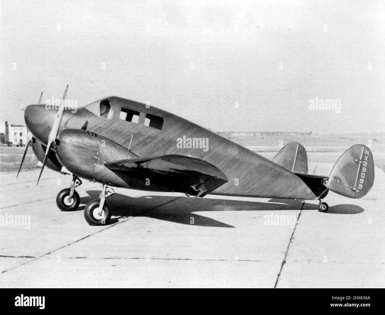 ¿El avión del mañana? Elegante y buscar es el nuevo plano de madera contrachapada de plástico moldeado que ha hecho vuelos de prueba con éxito desde Roosevelt Field. El avión, cuyos materiales baratos y la simplicidad de la construcción lo harán más barato que cualquier otro plano de igual rendimiento, Es hecho por la Corporación de Aviación de Langley por un proceso muy avanzado que involucra fórmulas de plástico no divulgadas que sellan con fuerza magnífica bajo calor y presión del aire varios espesores de capas de caoba. 23 de septiembre de 19 Foto de stock