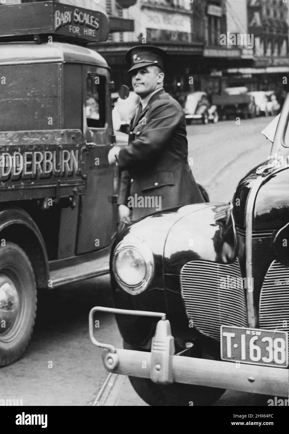 Jack Young, policía de estacionamiento en Purich Bowl, en servicio de tráfico después de Bathurst y George sts. Entre el tráfico pesado y hacer un trabajo de primera clase de él. 24 de mayo de 1948. Foto de stock