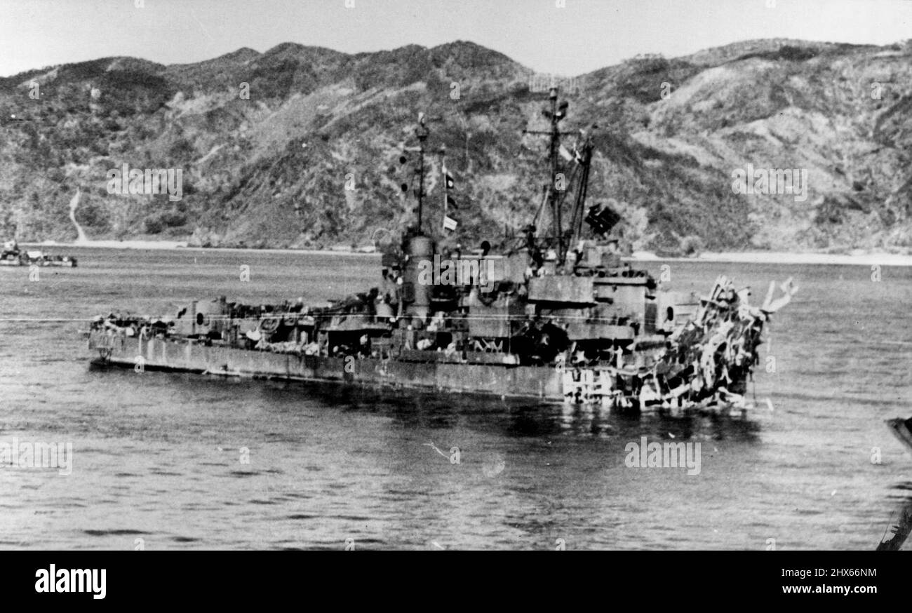 Batidos de Twin Suicide Ataque Okinawa -- dos veces golpeado por aviones suicidas en acción cerca de Mae Shima en Okinawa El 12 de abril de 1945, el minelayer USS Lindsey se quedó a flote a pesar de la pérdida de más de 60 pies de arco y sección delantera del casco. Con la mitad delantera del barco torcida más allá del reconocimiento, la Lindsey aró su camino a través del agua poco después del ataque cincuenta hombres fueron muertos y 57 heridos en ataques gemelos. 9 de julio de 1945. (Foto de ACME). Foto de stock