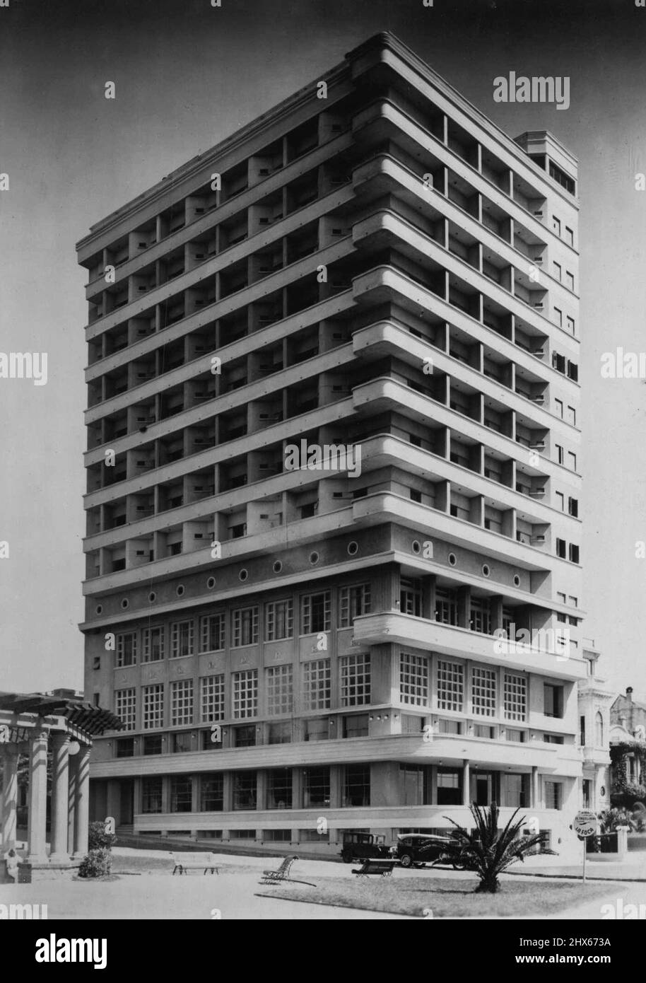 Las estructuras modernas en Uruguay -- el modelo de Nueva York de edificios modernos de gran altura está emergiendo en la gestión de la línea de Uruguay y el equilibrio arquitectónico debe ser considerado como de muy buen gusto. Por ejemplo, U.B. Un edificio hotelero en Montevideo, la capital de Uruguay. 8 de diciembre de 1937. Foto de stock
