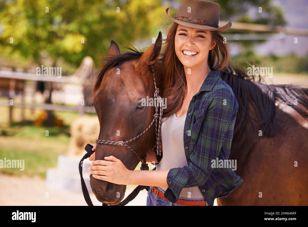 Vaqueros De La Muchacha Y Botas De Montar a Caballo Que Llevan Sonrientes  Que Se Sientan En Caballo Oscuro Foto de archivo - Imagen de sonrisa,  verano: 123392892