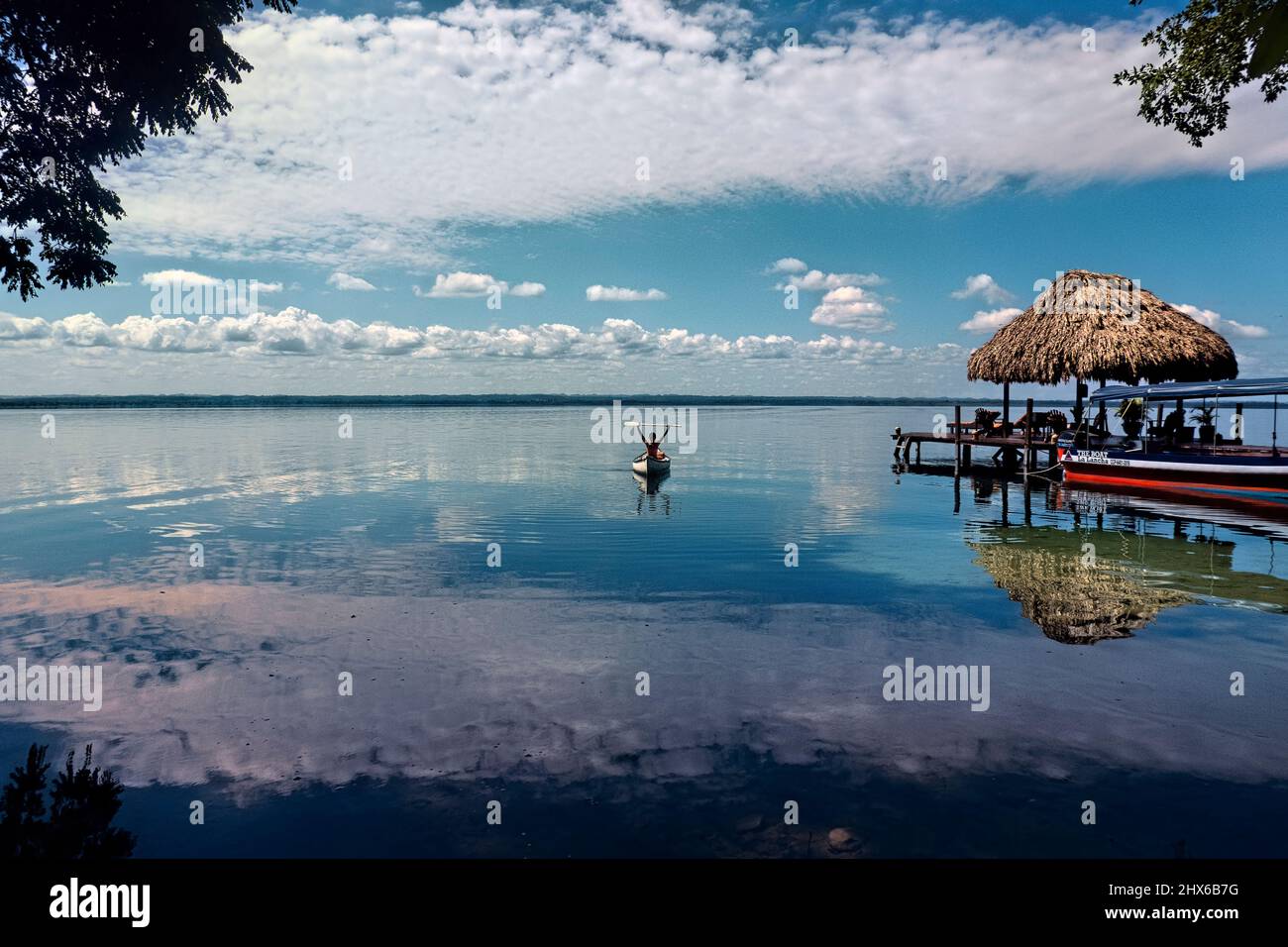 Piragüismo en el hermoso Lago Peten Itza, El Remate, Petén, Guatemala Foto de stock