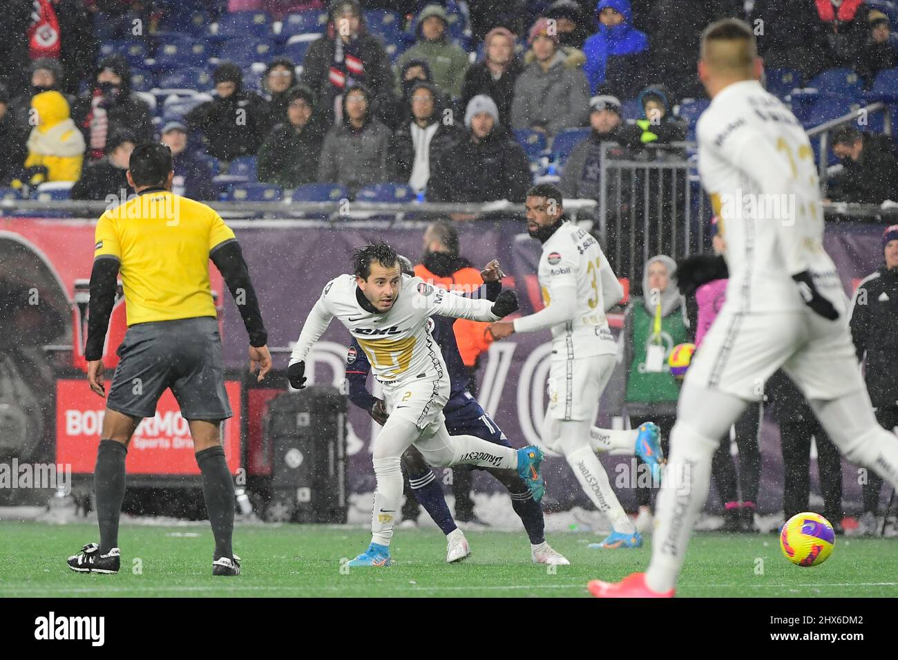 Foxborough Massachusetts, EE.UU. 9th Mar, 2022. Alan Mozo, defensor de los  Pumas de la UNAM (2), observa el cartero durante el partido de la  Scotiabank CONCACAF Champions League entre la Revolución de