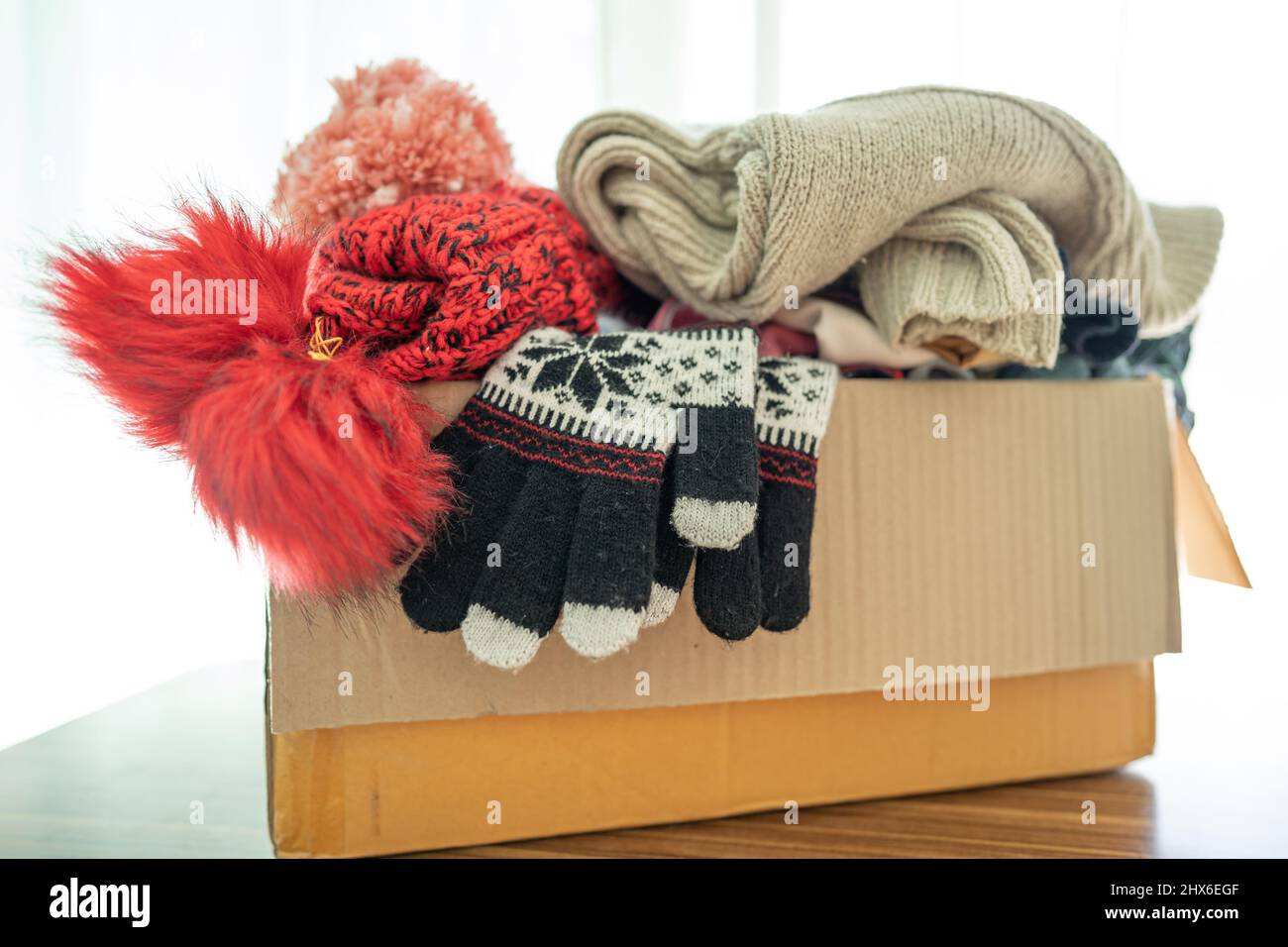 Caja de donación con ropa usada en casa para ayudar a los pobres del