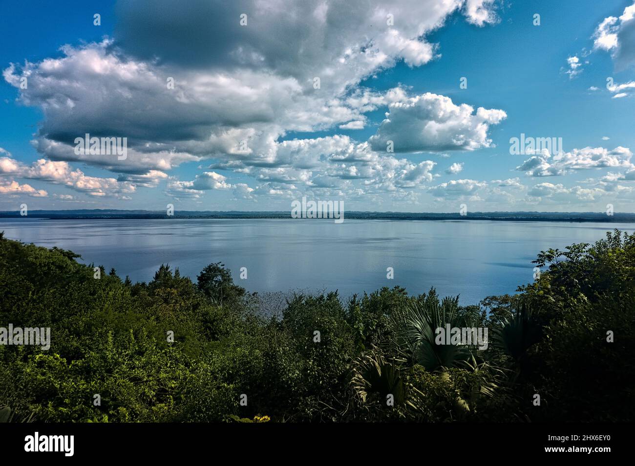 Vista del hermoso Lago Petén Itza, El Remate, Petén, Guatemala Foto de stock
