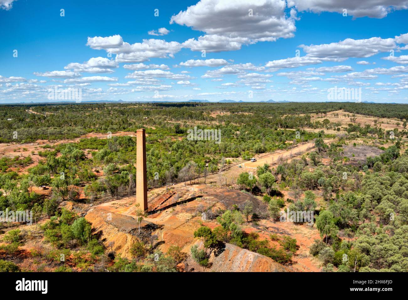 Aérea de la chimenea apilar una reliquia de los días de la minería del cobre en Copperfield cerca de Clermont Queensland Australia Foto de stock