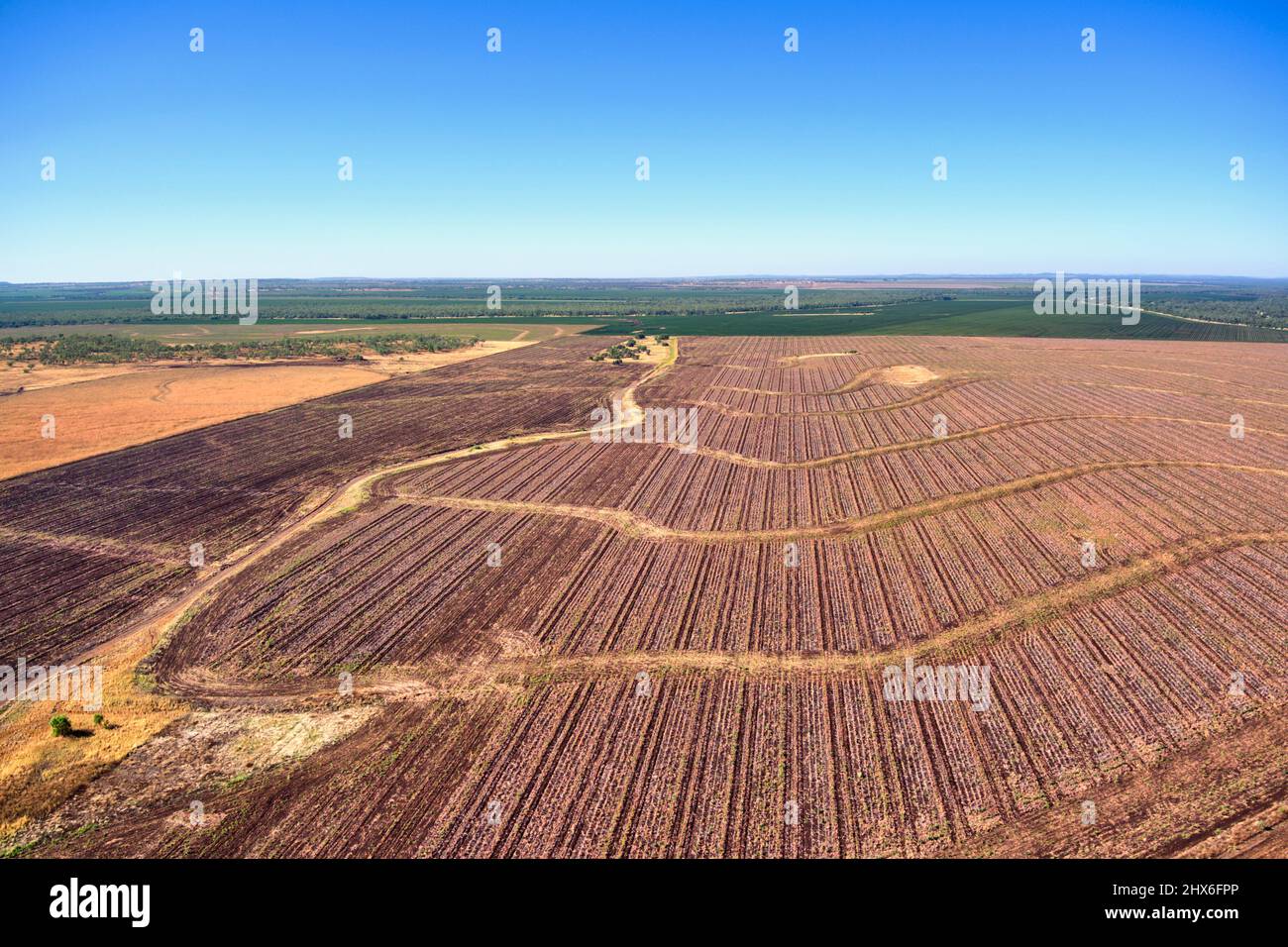 Aérea de tierras cultivadas lista para la siembra de cultivos de gran tamaño. Autopista Peak Downs cerca de Clermont QueenslandAustralia Foto de stock